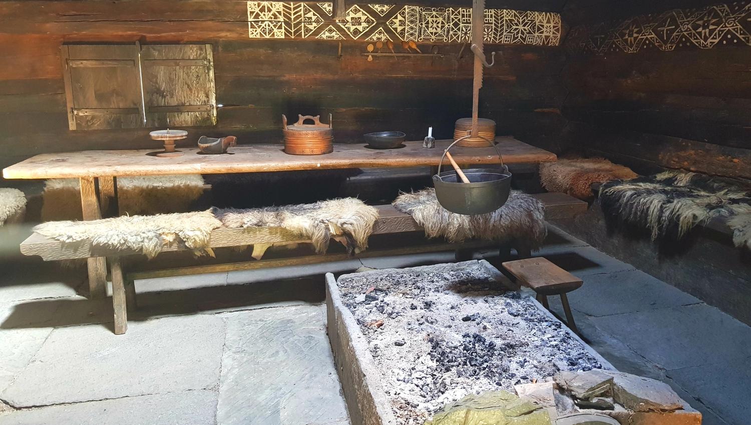 Tradisjonelt eldhus med grue, trebenkar og reiskapar slik det var i Hardanger før i tida.