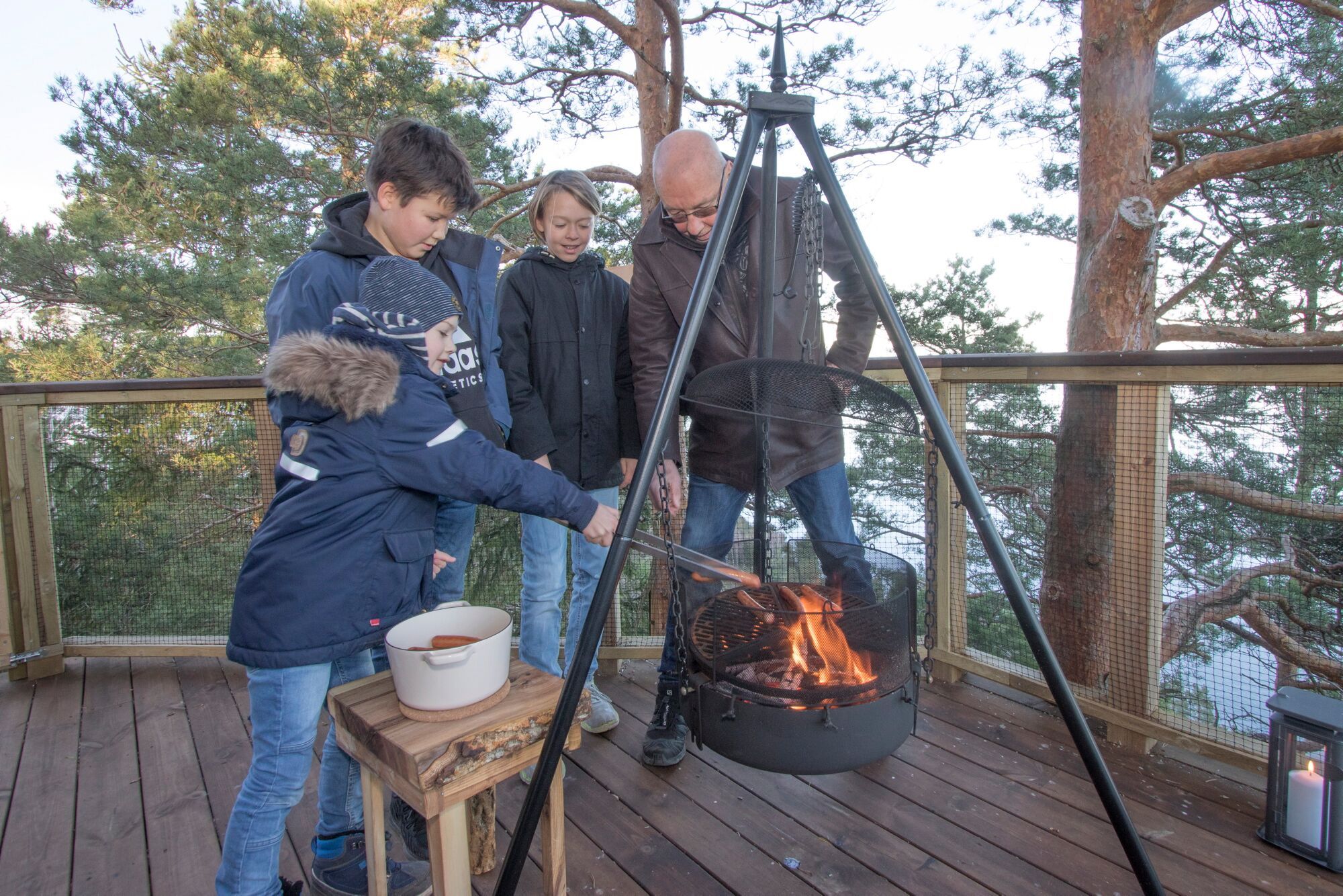 Familie ved bålpanne