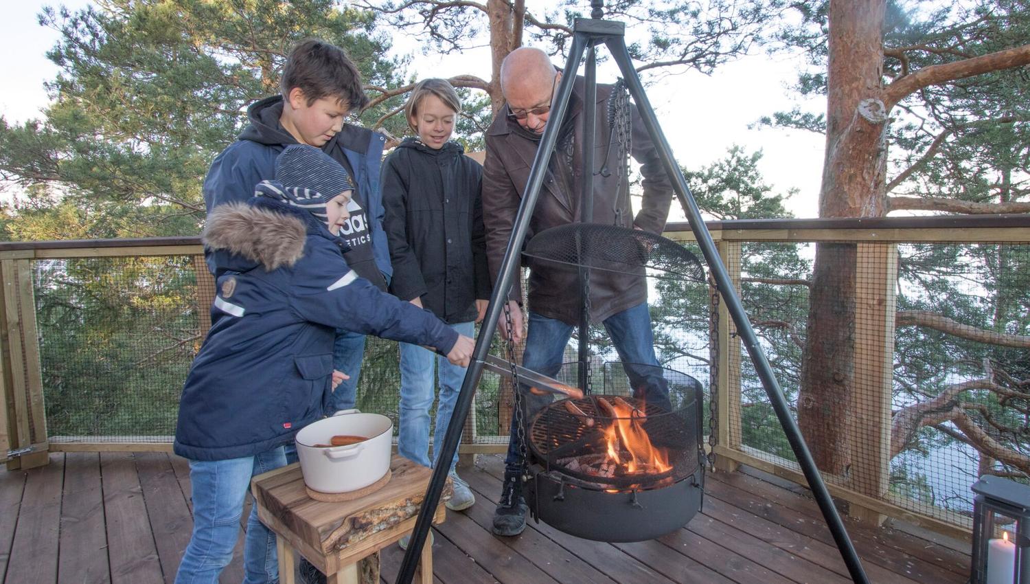 Familie ved bålpanne