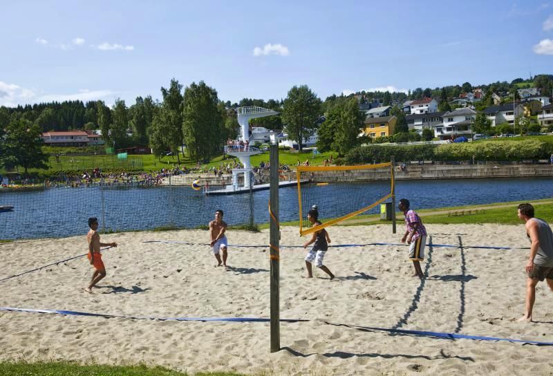 Volleyballbane ved Fastland - HI Gjøvik Hovdetun kan ses i bakgrunnen