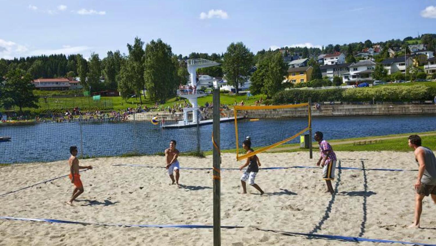 Volleyballbane ved Fastland - HI Gjøvik Hovdetun kan ses i bakgrunnen