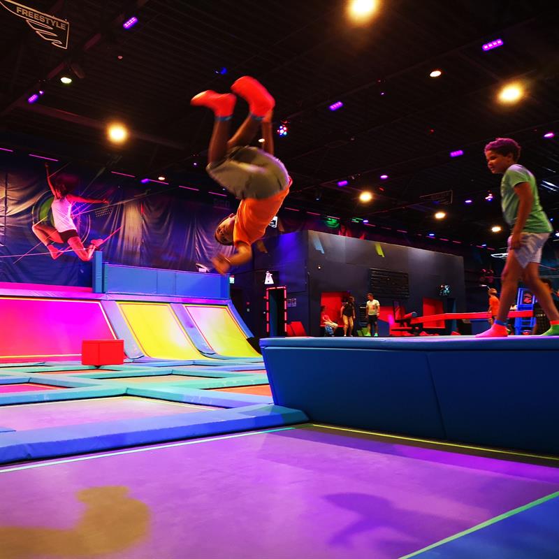En som tar triks på Rush trampolinepark