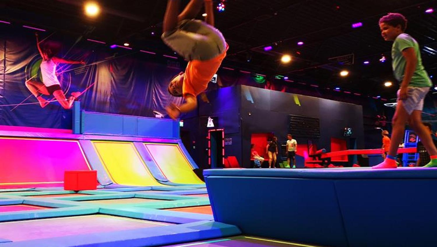 En som tar triks på Rush trampolinepark