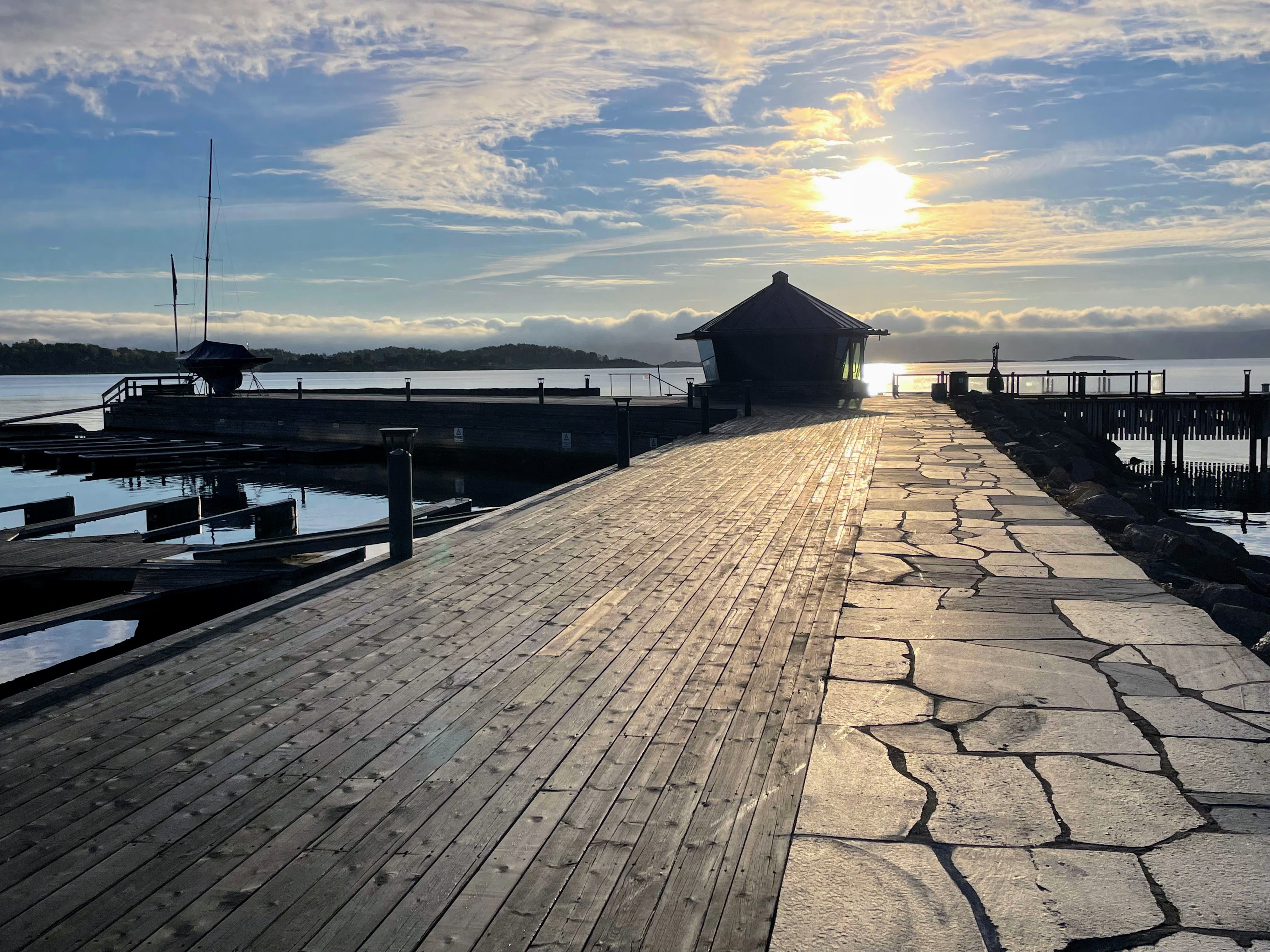 Piren på Holmenfjordhotell - blå himmel og sol