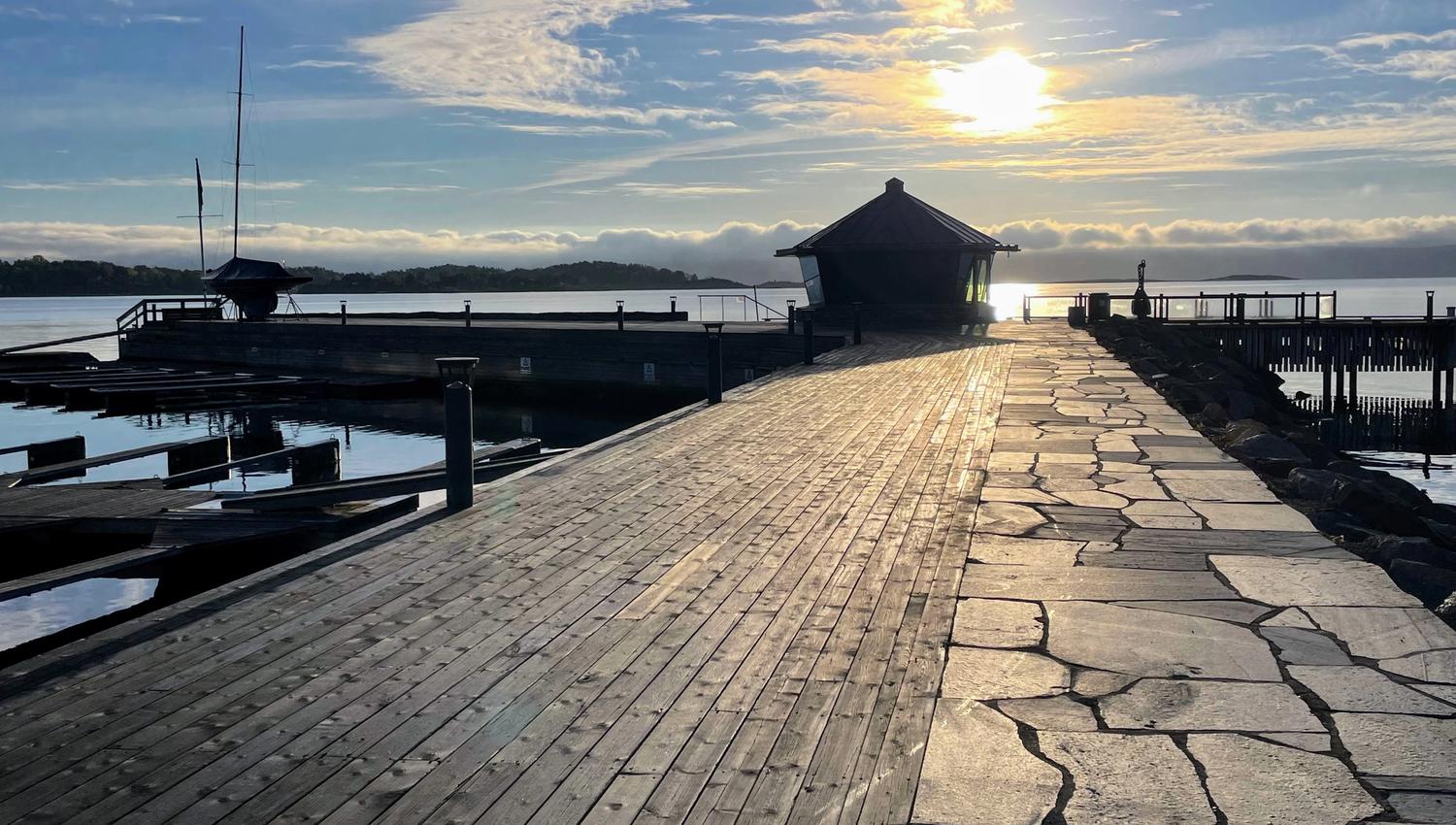 Piren på Holmenfjordhotell - blå himmel og sol
