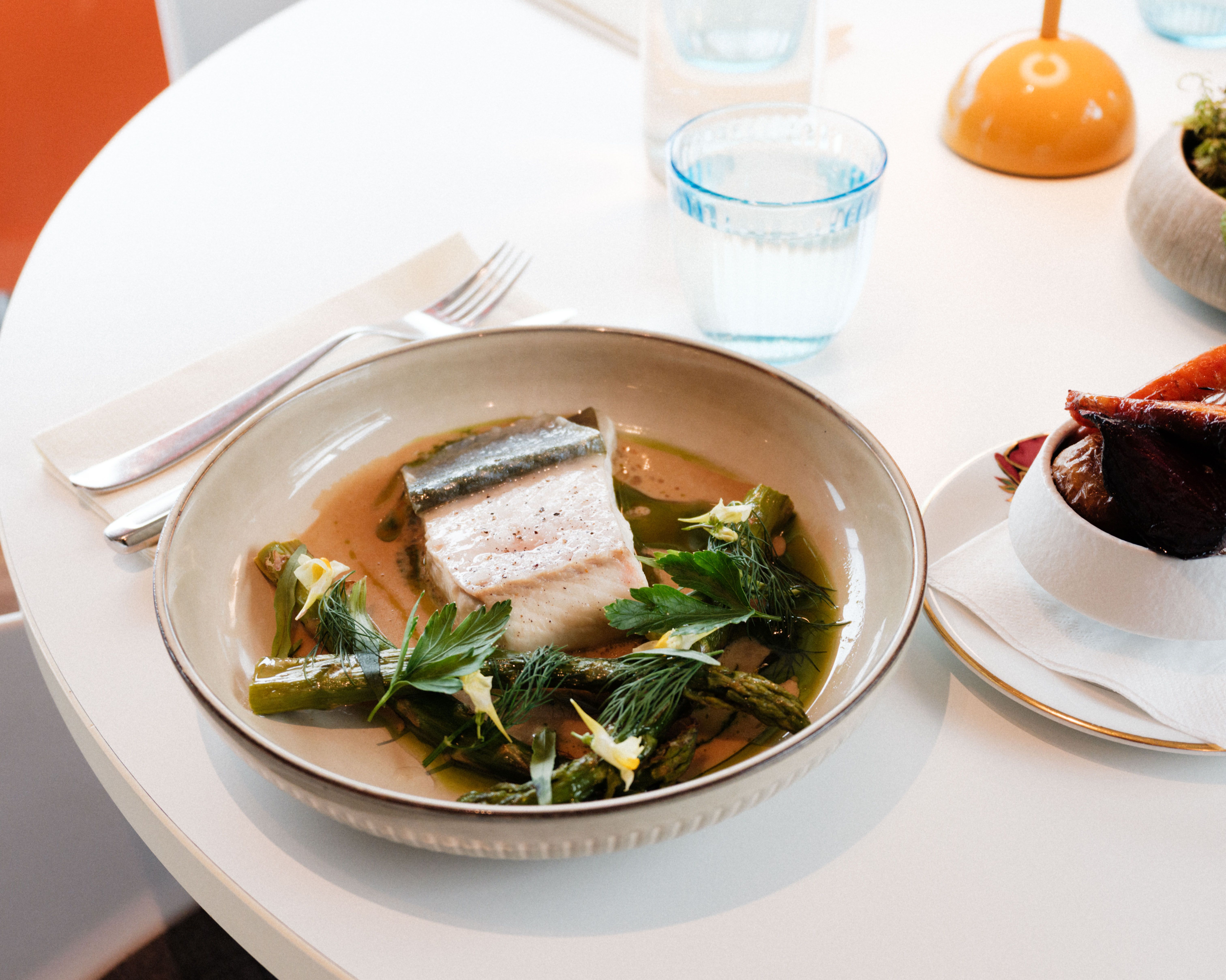 Smakfull fiskerett med grøne asparges og urter – servert på Gløyp Spiseri.