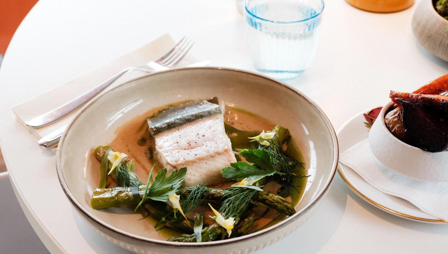 Smakfull fiskerett med grøne asparges og urter – servert på Gløyp Spiseri.
