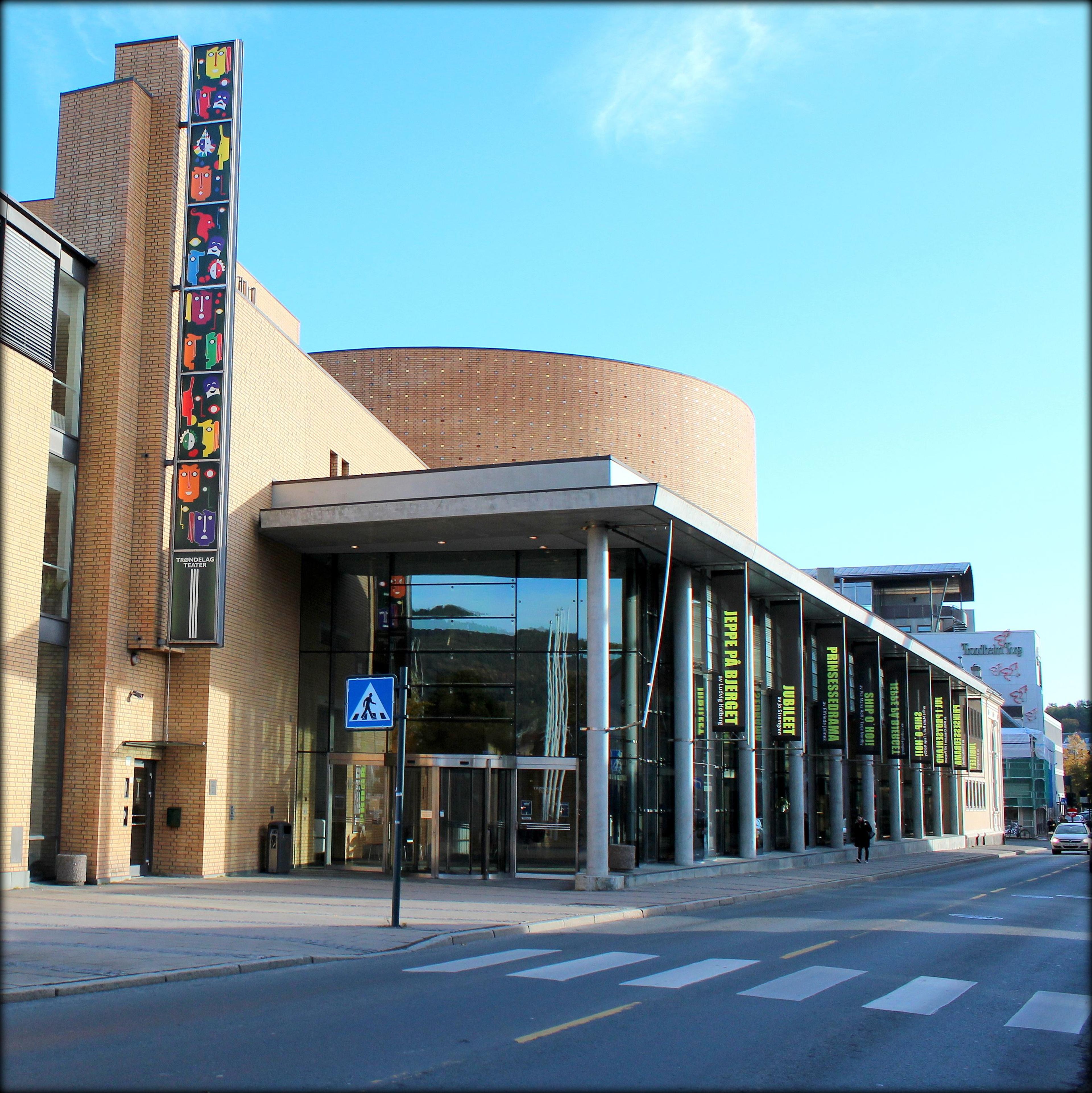 Fasaden av Trøndelag Teater i Trondheim, sett fra Erling Skakkes gate
