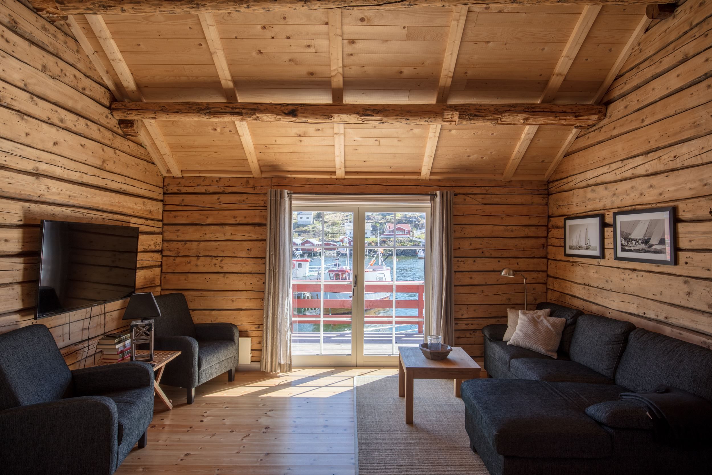 Stue i en av rorbuene