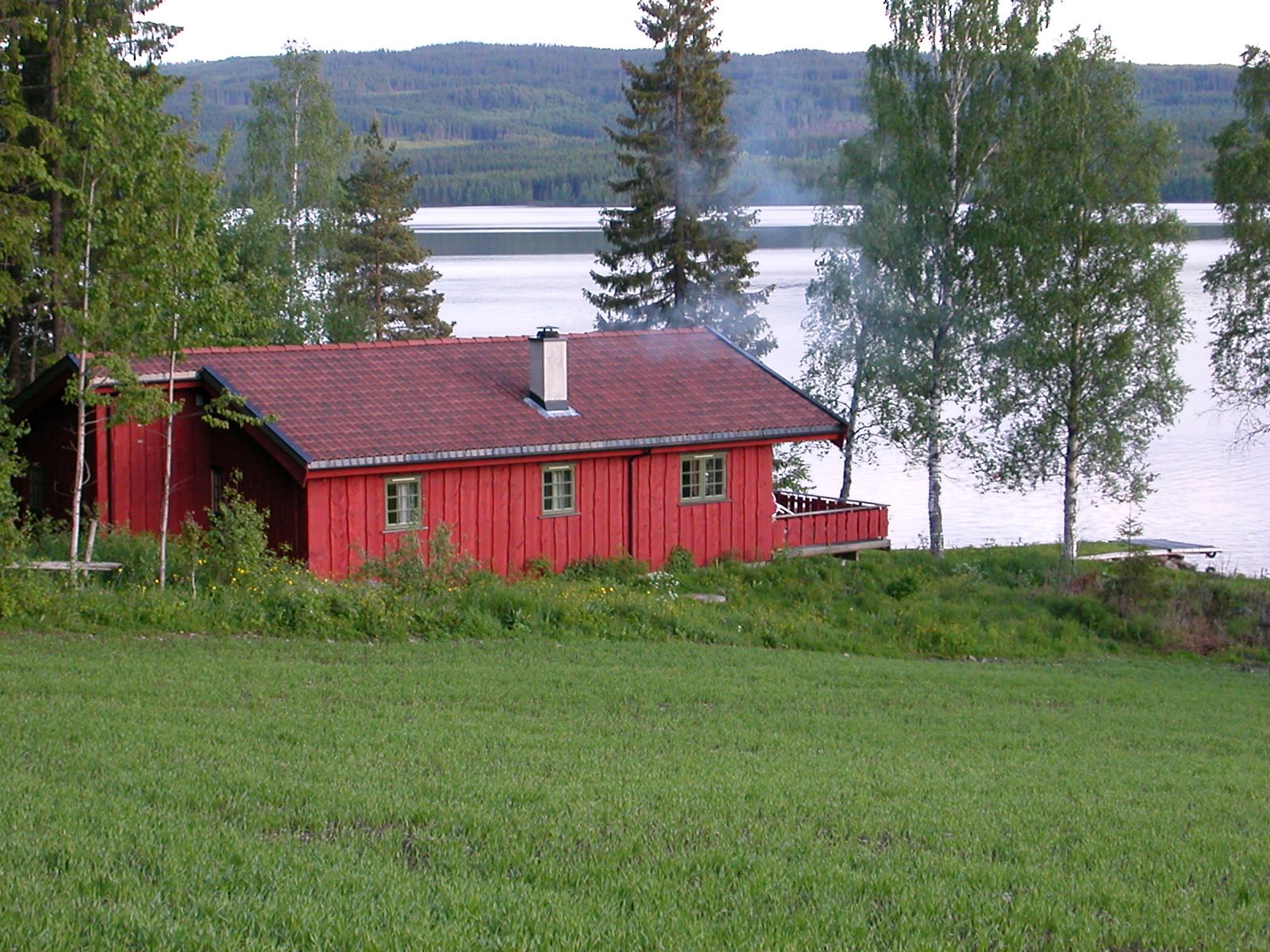 Rødmalt hytte ved vannet, Norgesbooking
