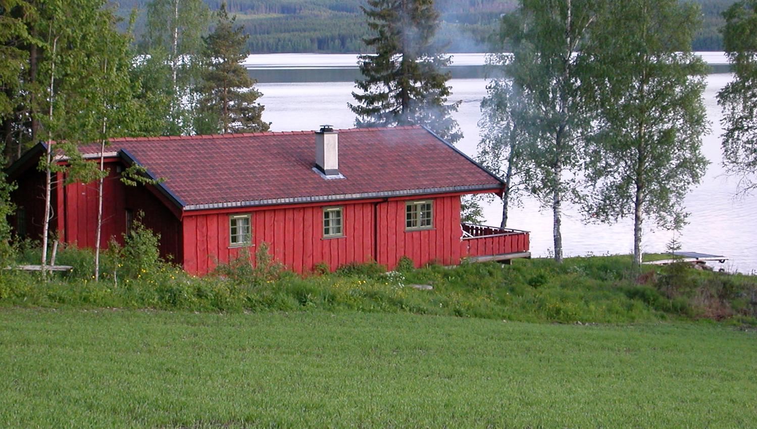 Rødmalt hytte ved vannet, Norgesbooking