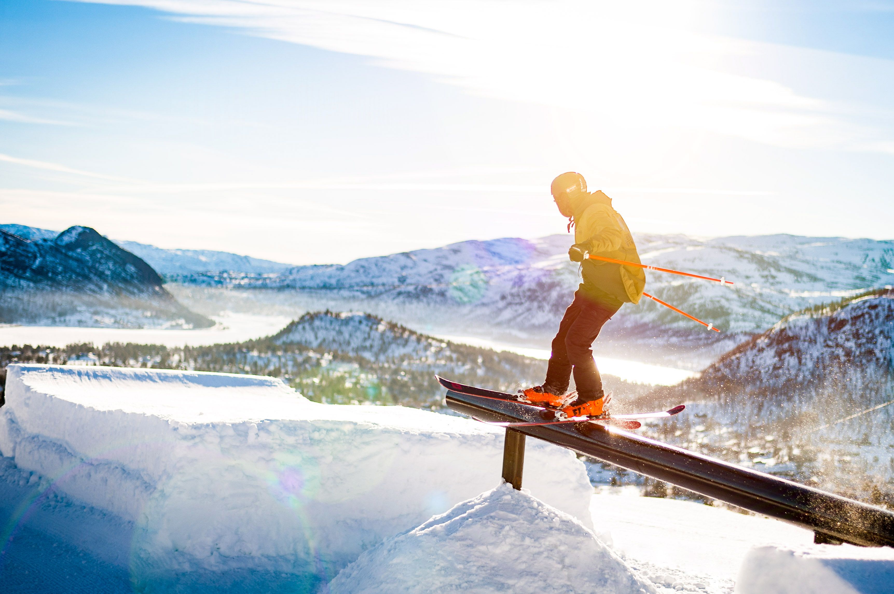 Snøbrettkjører på en rail i terrengparken, bilde