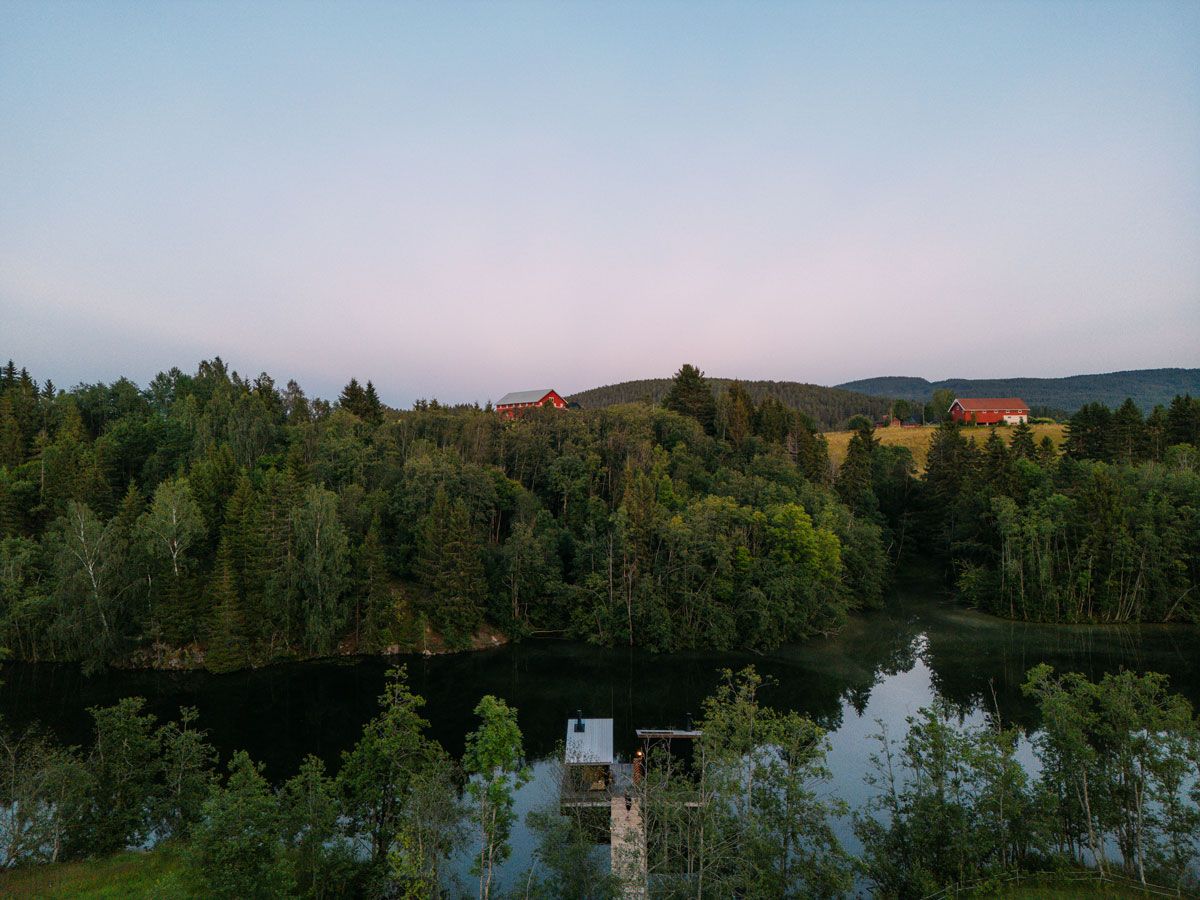 dronebilde av Skogens rom badstue og naturen rundt