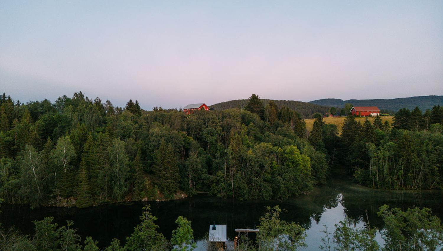 dronebilde av Skogens rom badstue og naturen rundt