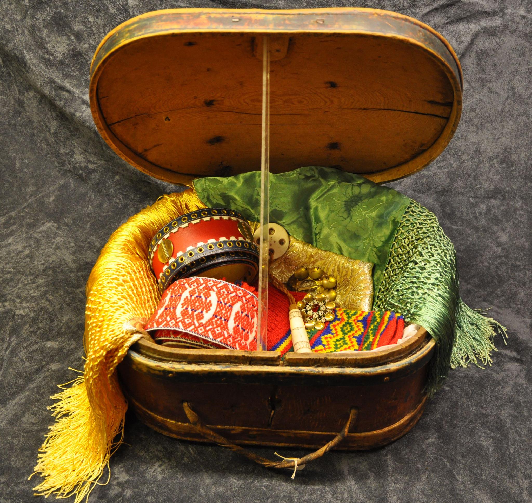 Gilhligiisá – Brudekiste – Bridal chest