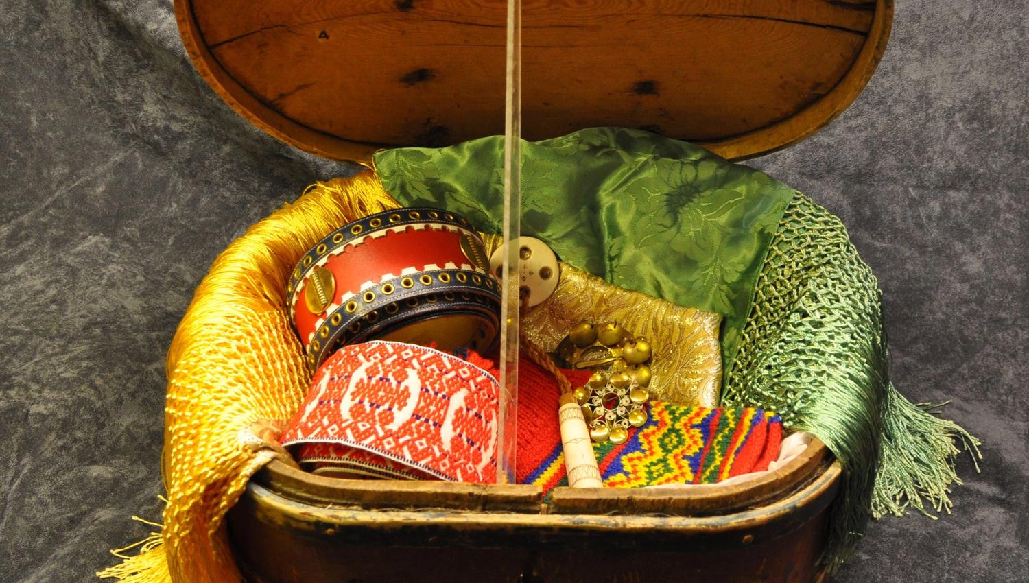 Gilhligiisá – Brudekiste – Bridal chest