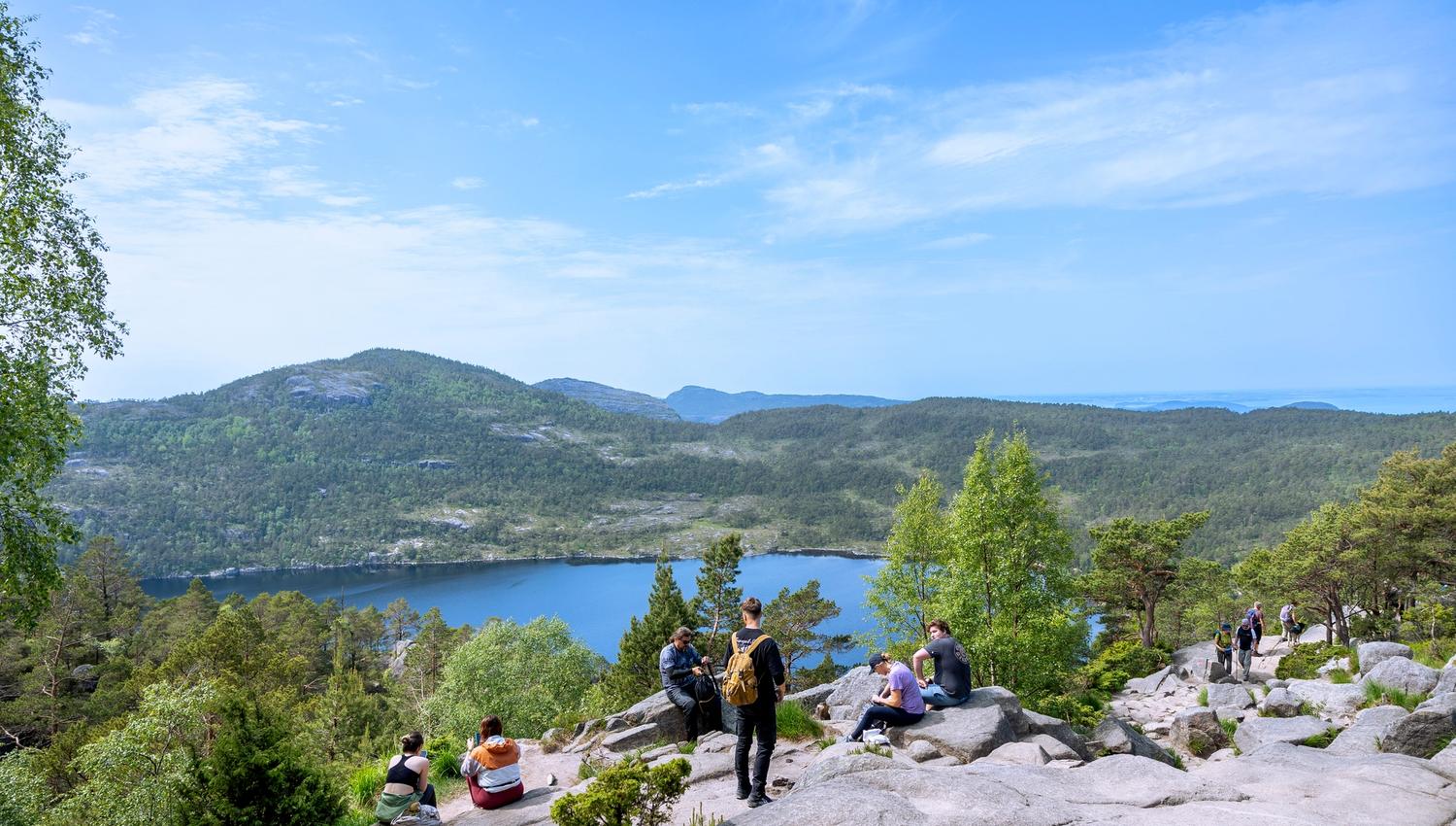 people hiking to preikestolen bus to preikestolen