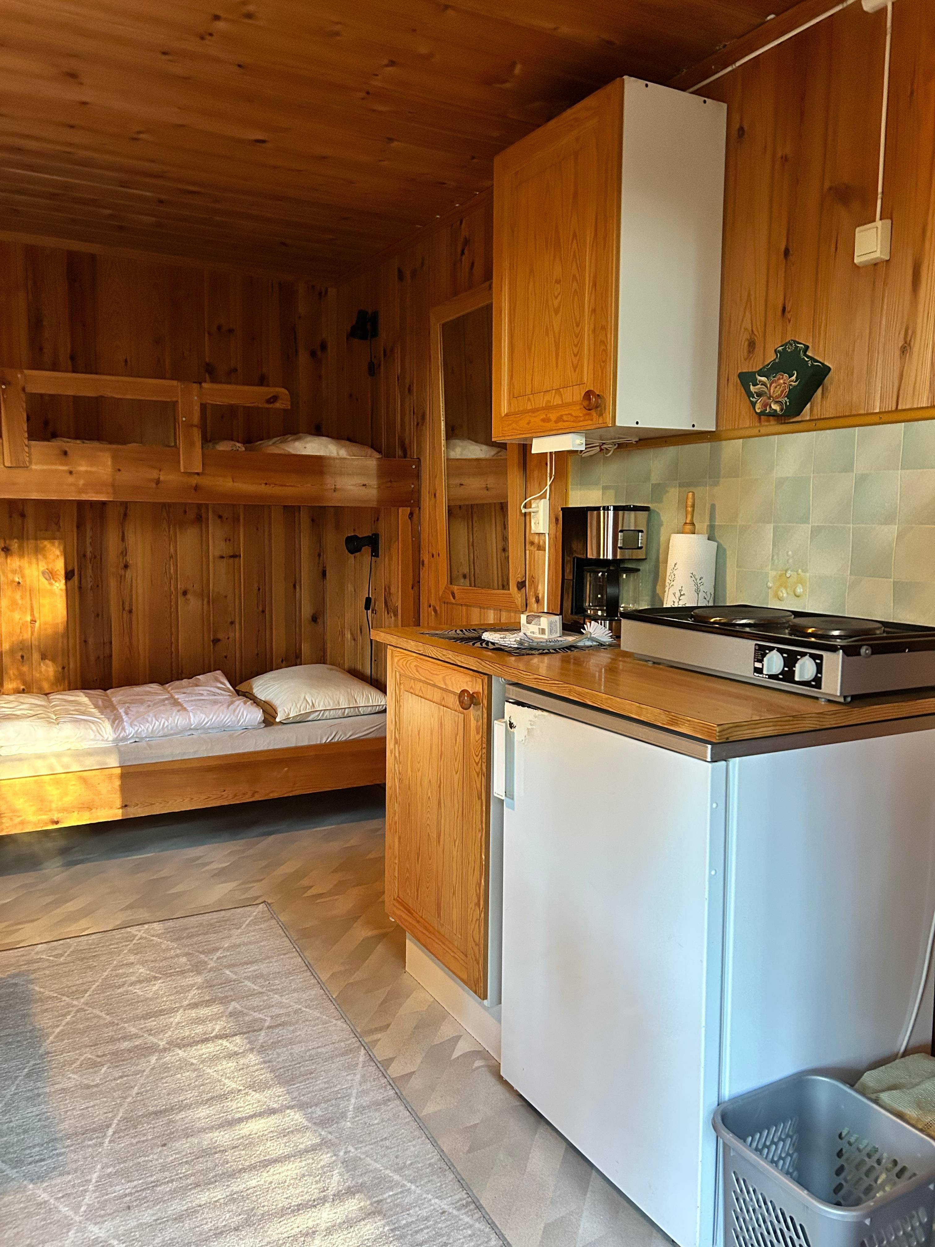 Inne i hytta, køyeseng og kjøkken
