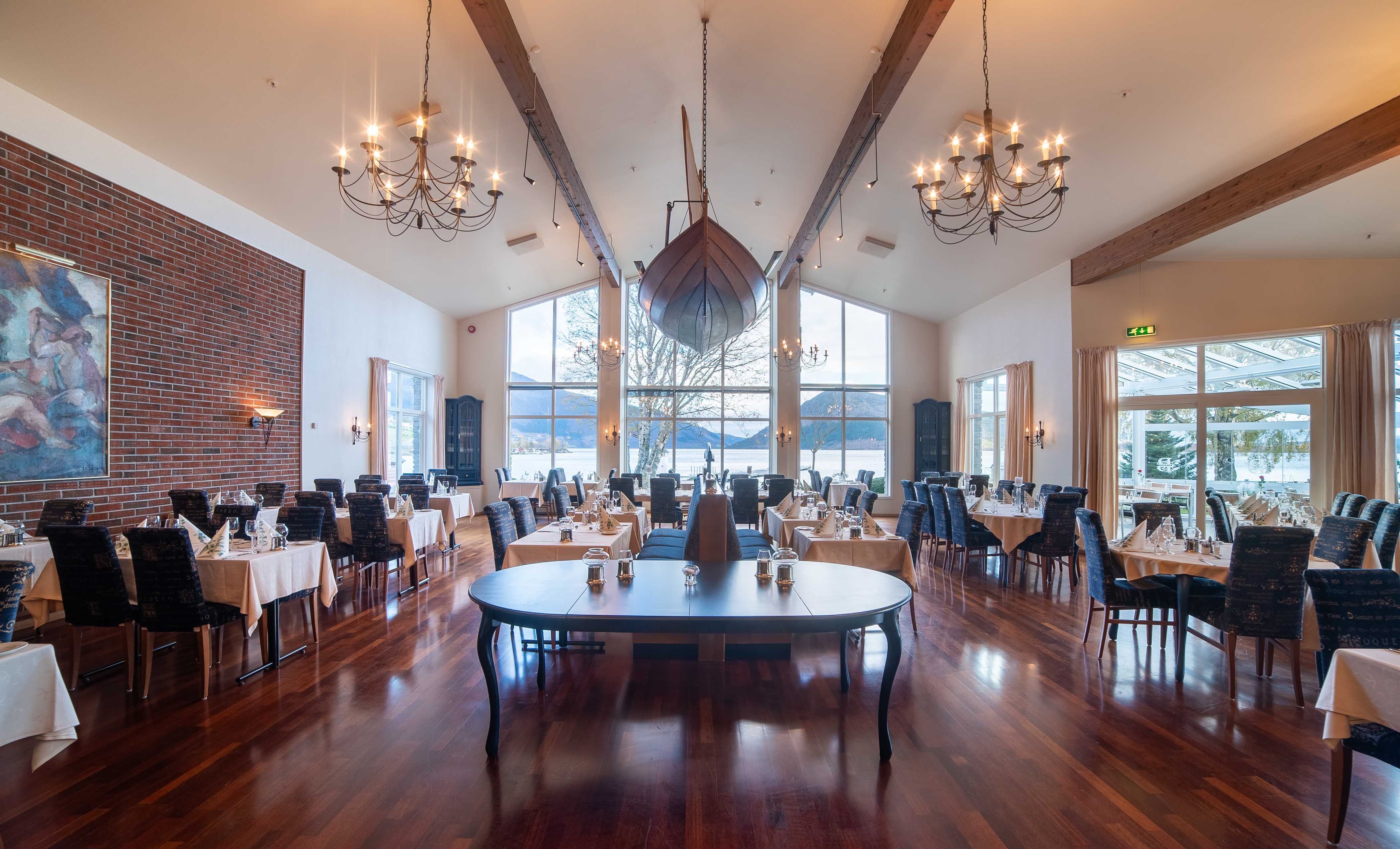 Restaurant med elegant interiør og panoramautsikt på Rosendal Fjordhotel.