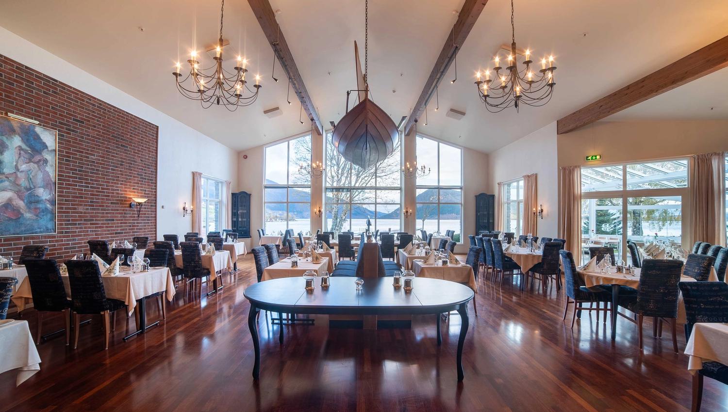 Restaurant med elegant interiør og panoramautsikt på Rosendal Fjordhotel.
