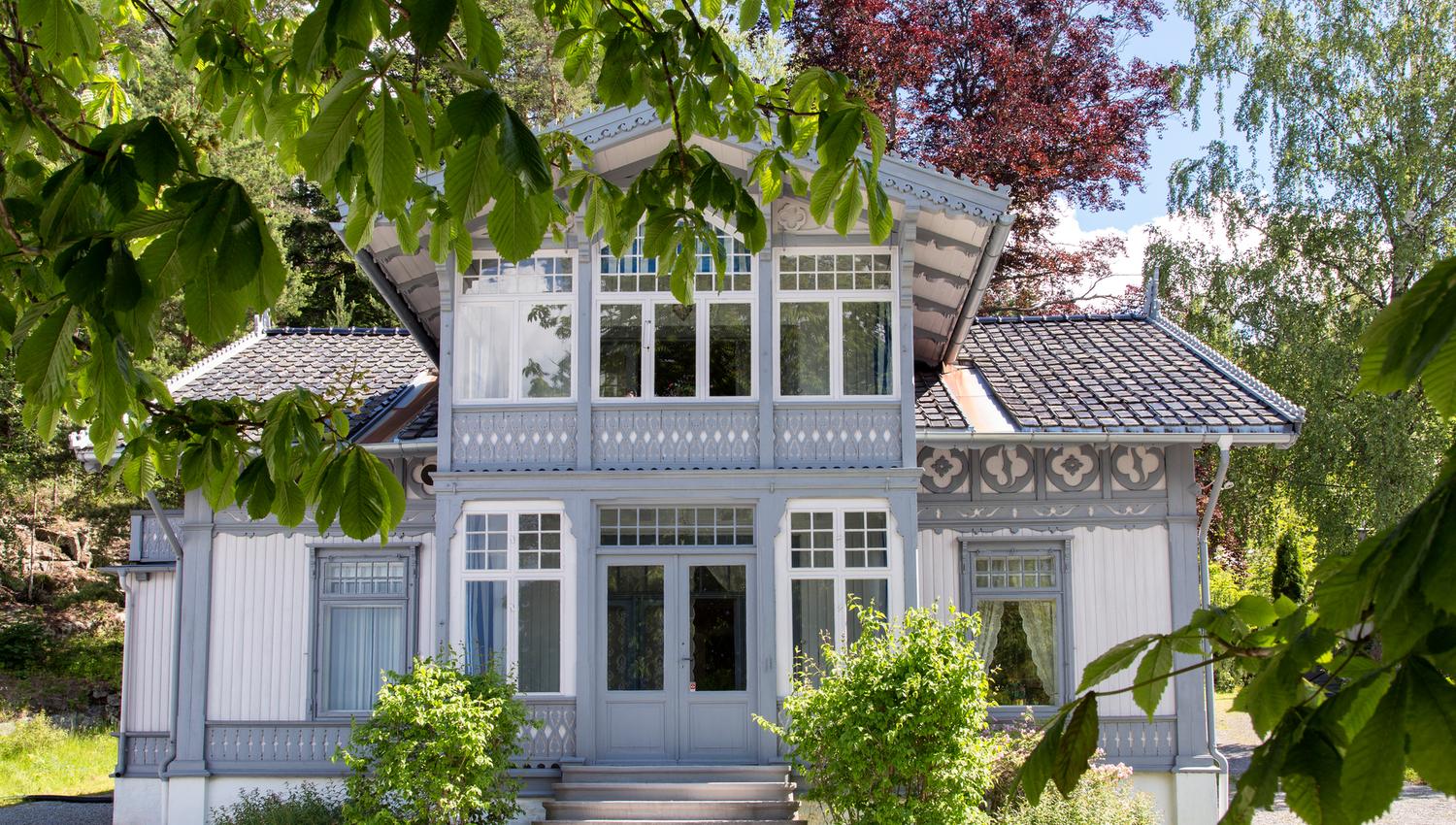 Roald Amundsens hjem ute og i blomst