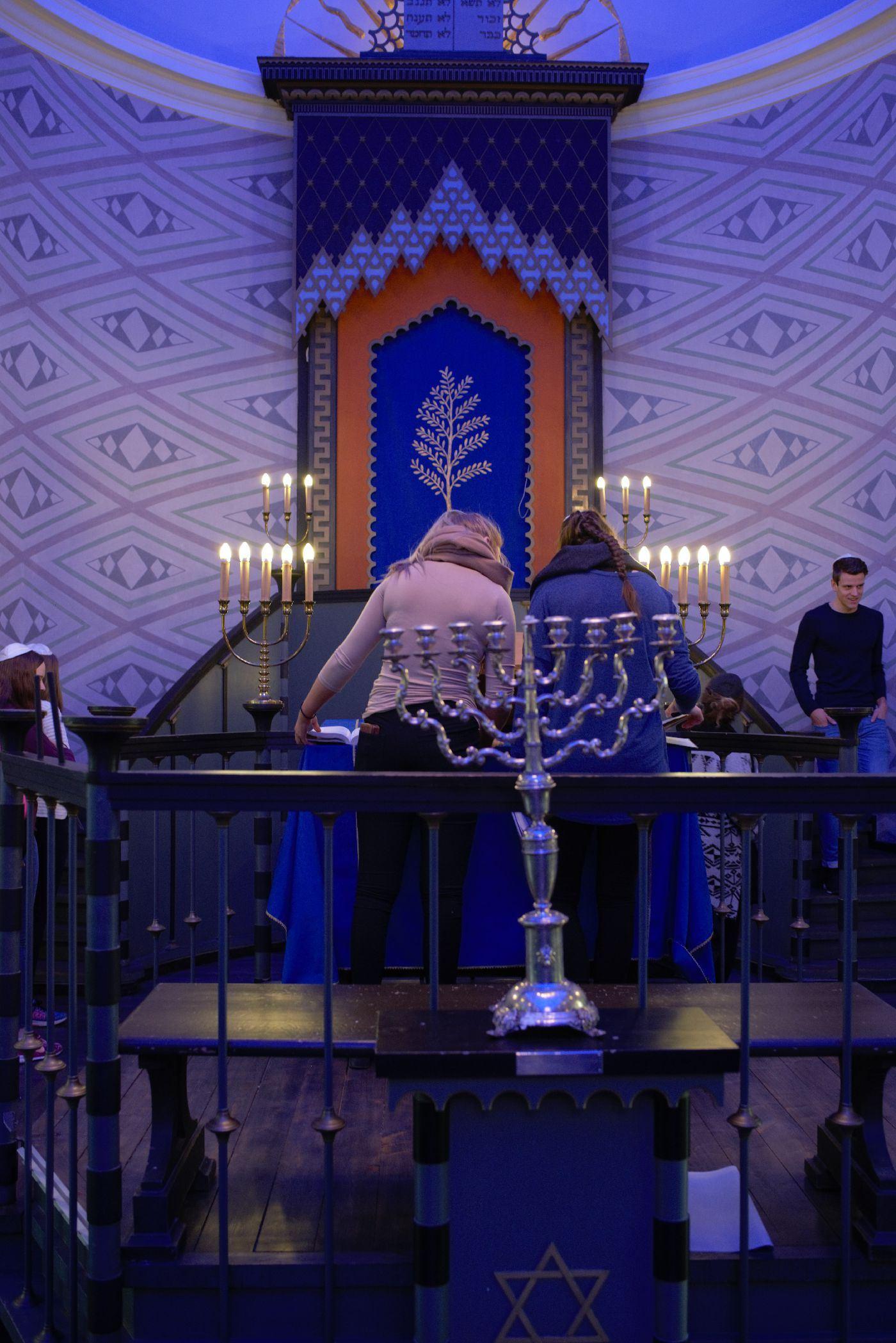 Bilde av interiør i synagogen i Trondheim