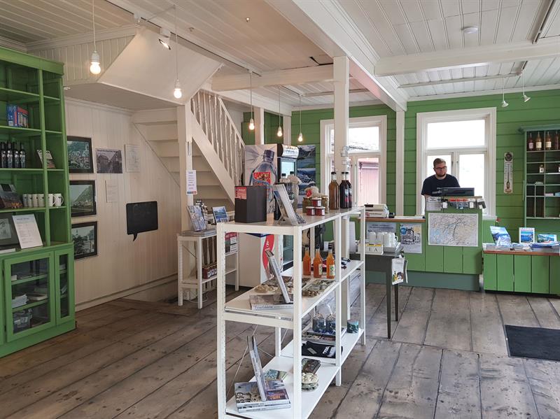 Inngangspartiet til suvenirbutikken på Kraftmuseet, der besøkande kan kjøpe lokale produkt og informasjonsmateriell.