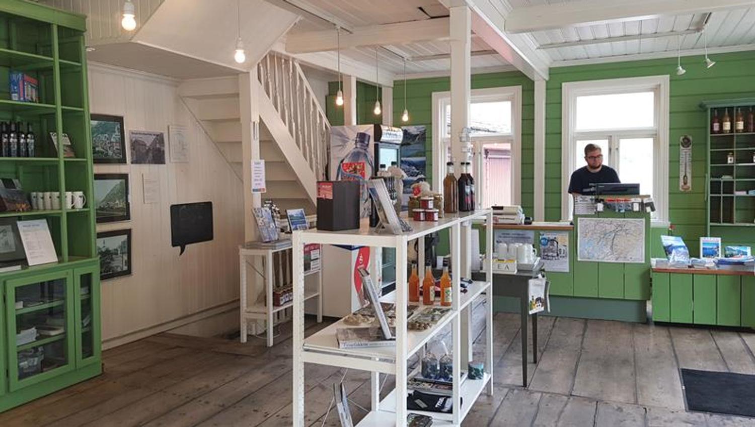 Inngangspartiet til suvenirbutikken på Kraftmuseet, der besøkande kan kjøpe lokale produkt og informasjonsmateriell.