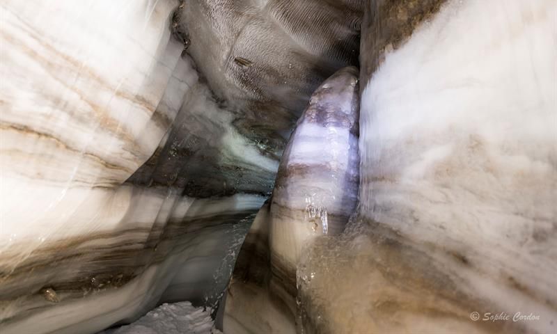 Bilde av de unike formasjonene inni i isgrotten