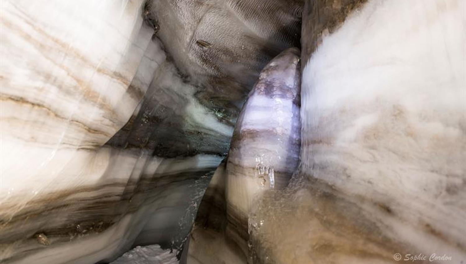Bilde av de unike formasjonene inni i isgrotten