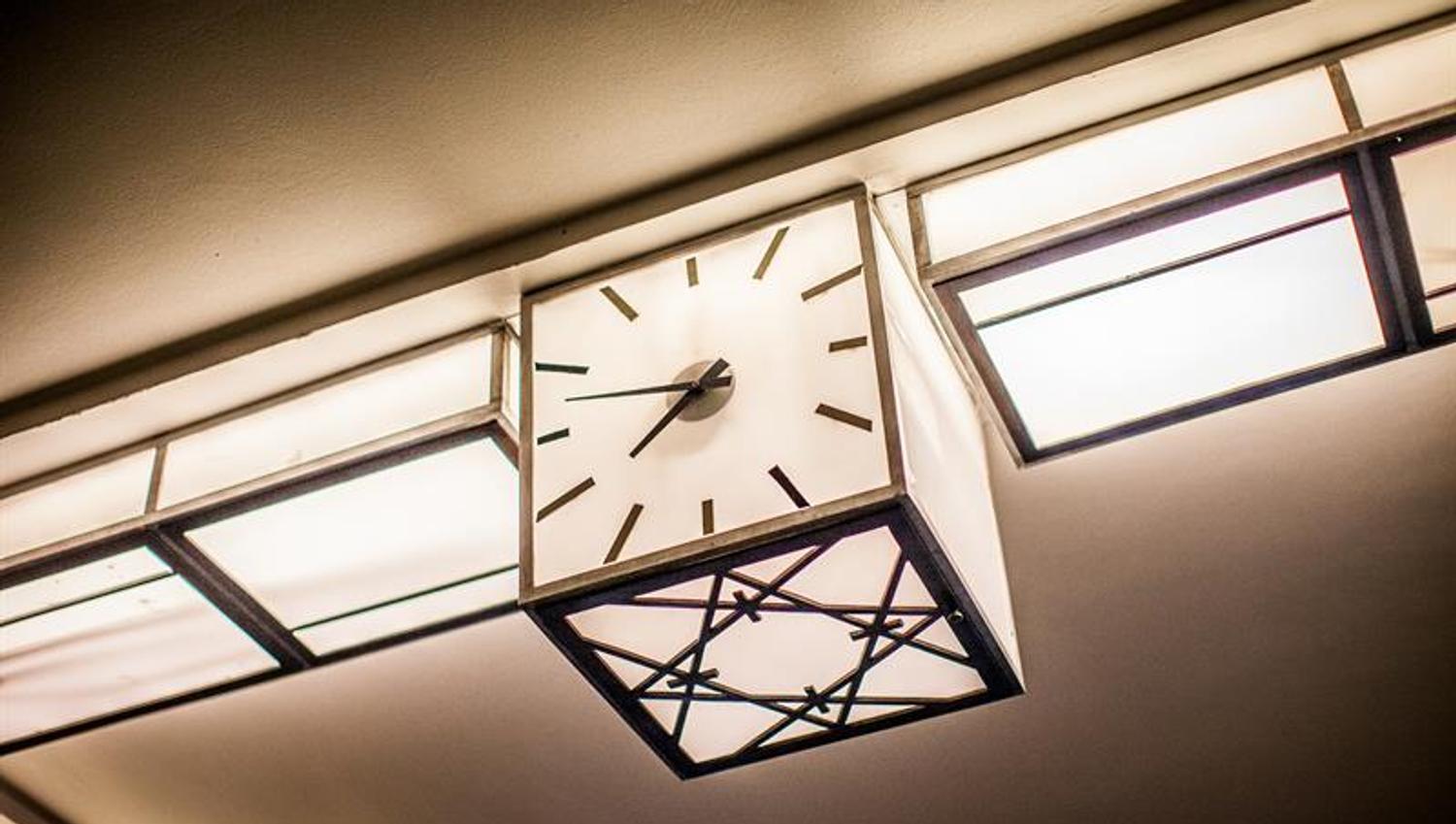 Firkantet lysklokke i taket, art deco stil