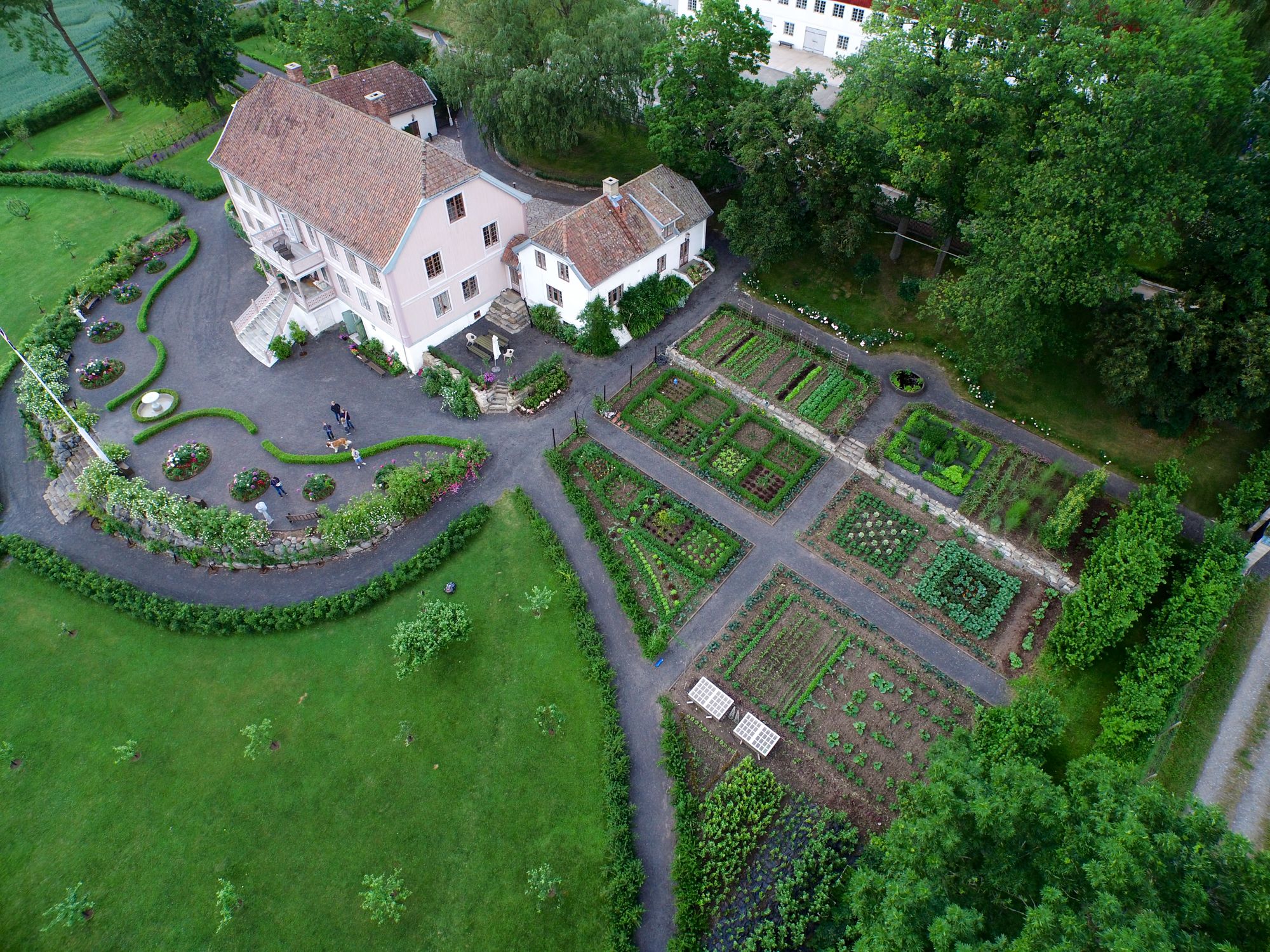 Hovelsrud Gård - hageomvisning og gardsbutikk på Helgøya