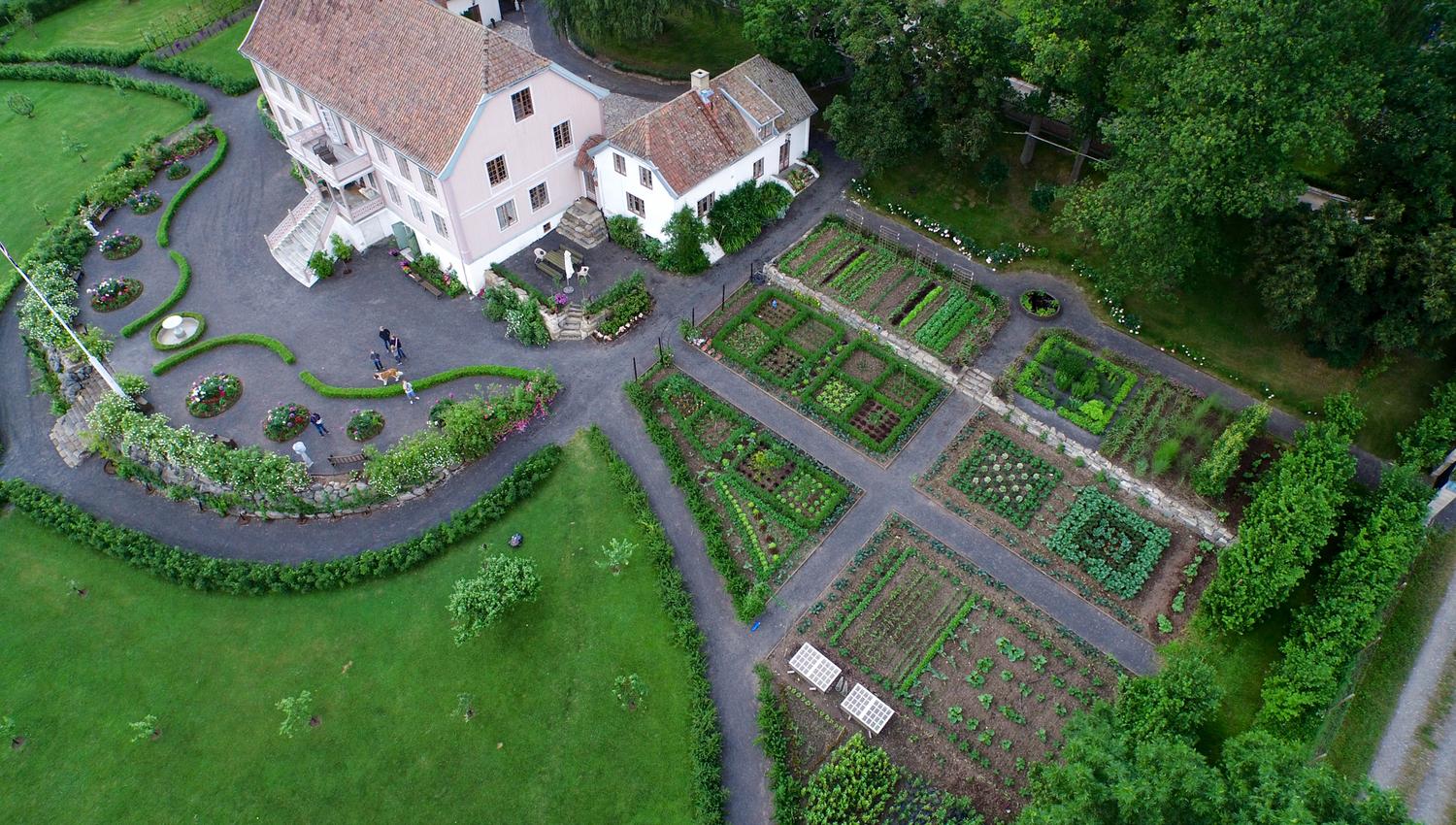 Hovelsrud Gård - hageomvisning og gardsbutikk på Helgøya