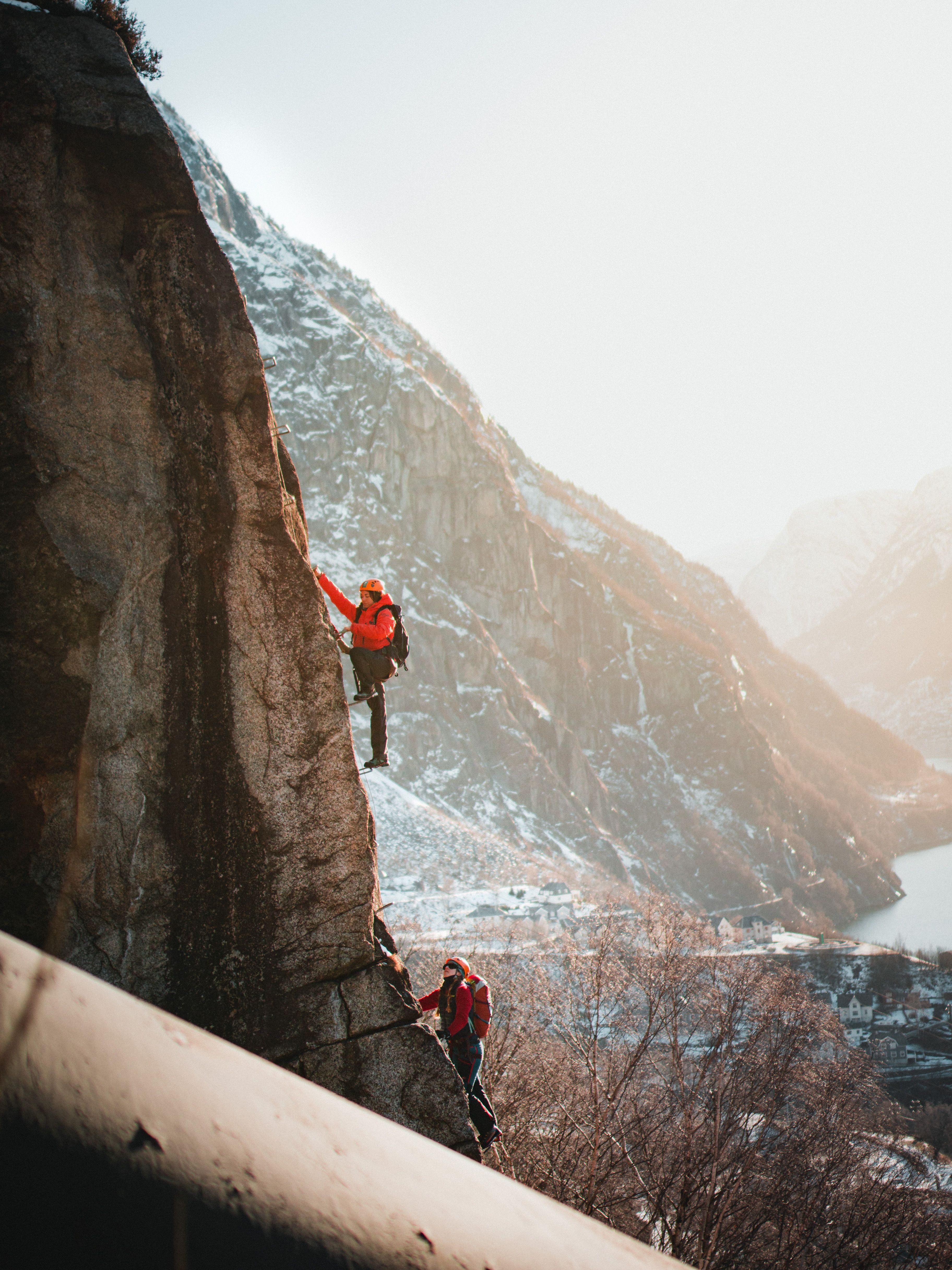 Kvilepause på Via Ferrata Tyssedal i haustfargar med fjordutsikt.