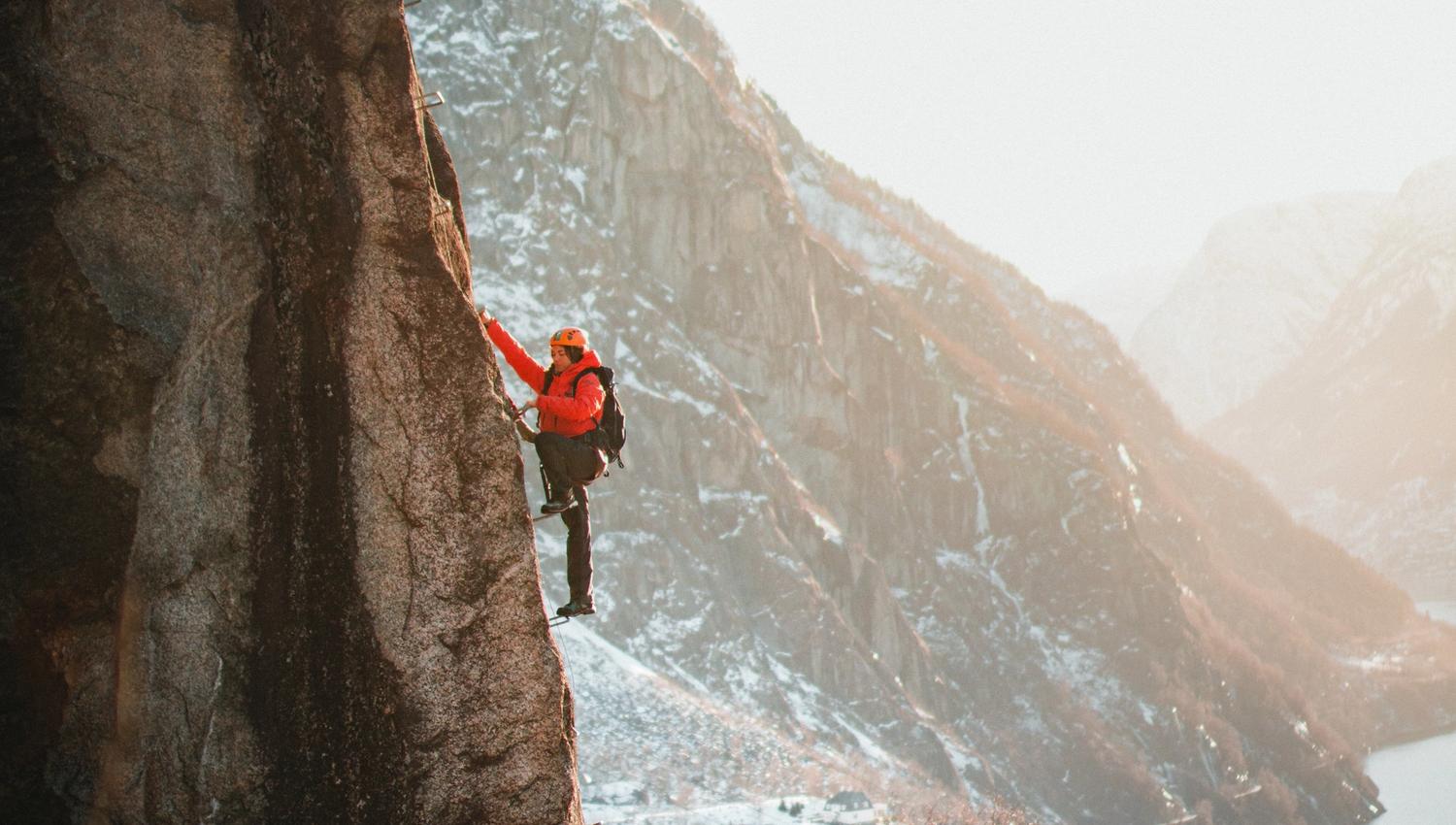 Kvilepause på Via Ferrata Tyssedal i haustfargar med fjordutsikt.