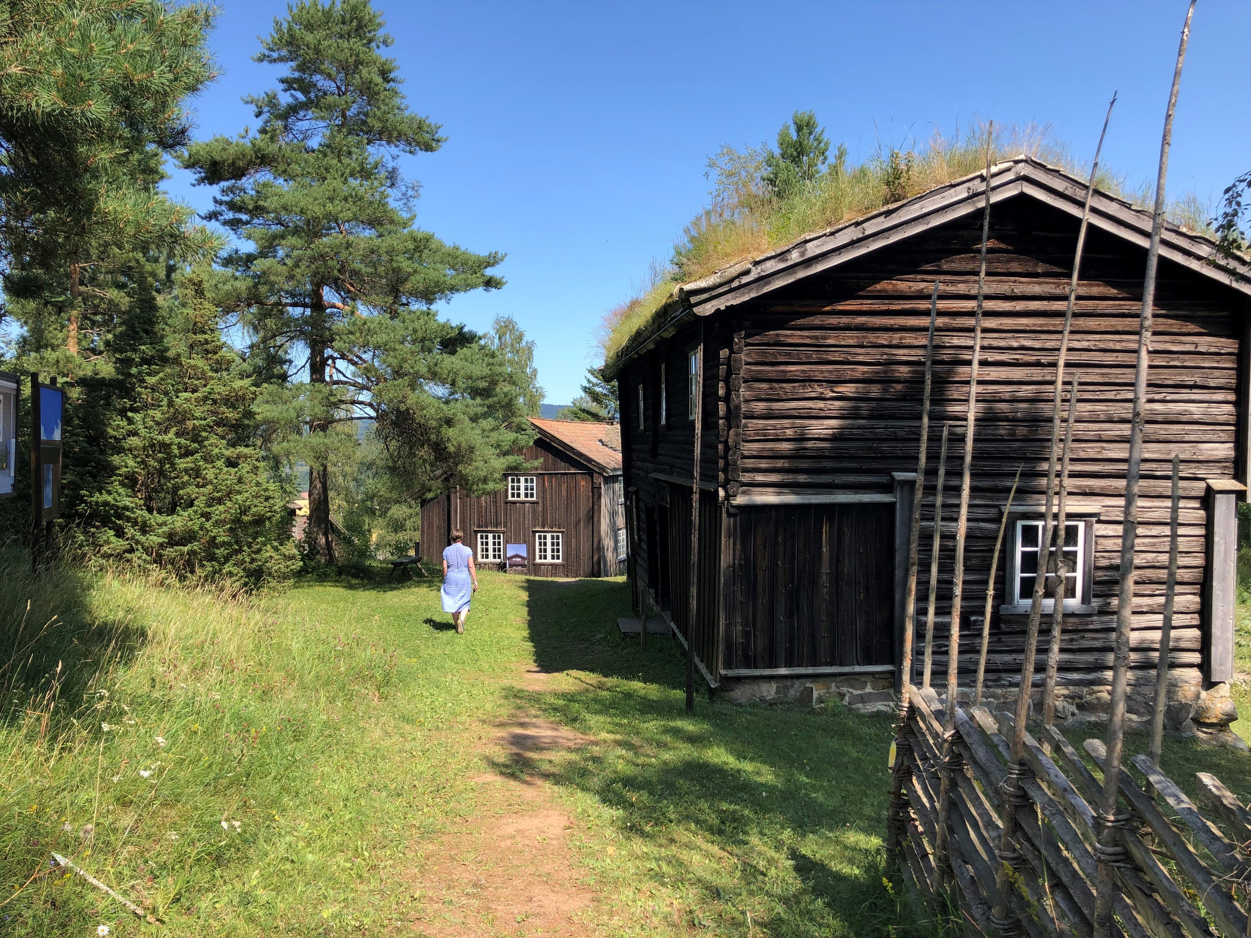 Hadeland Folkemuseum en vakker sommerdag. Skigarden ned mot Hadelandstunet