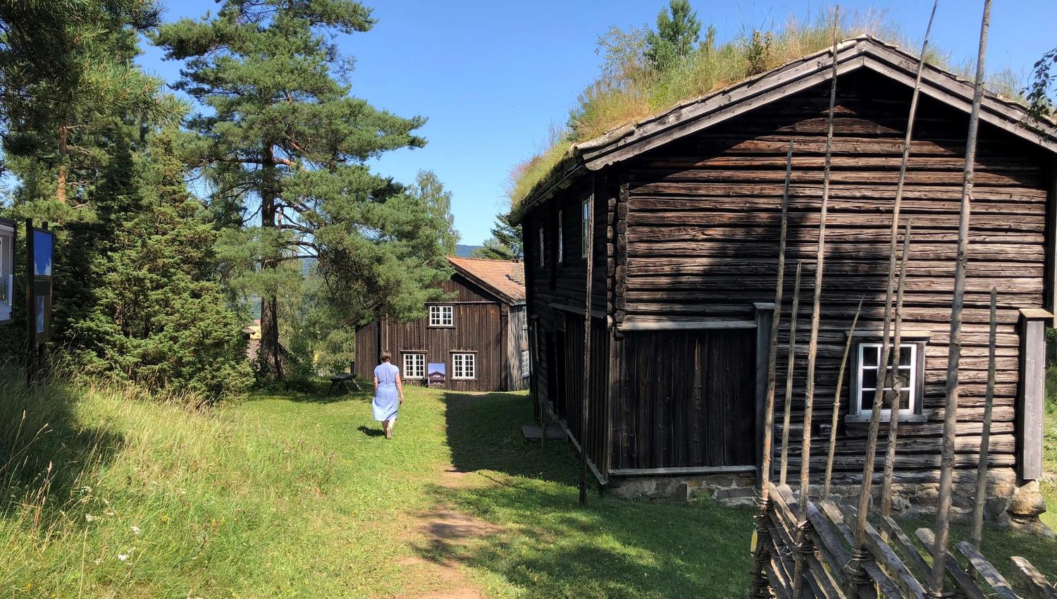 Hadeland Folkemuseum en vakker sommerdag. Skigarden ned mot Hadelandstunet
