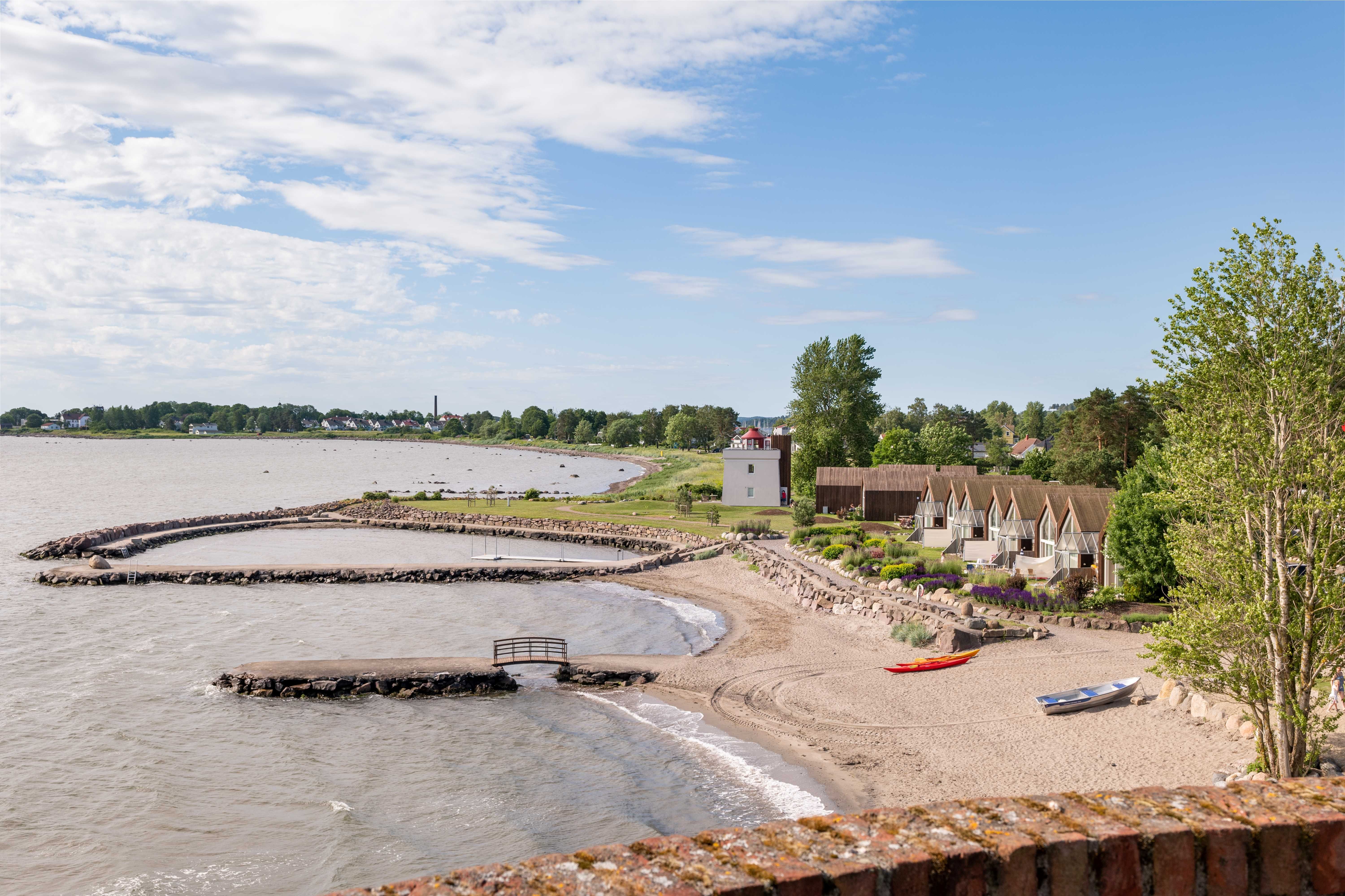 Oversiktsbilde over strand og hytter