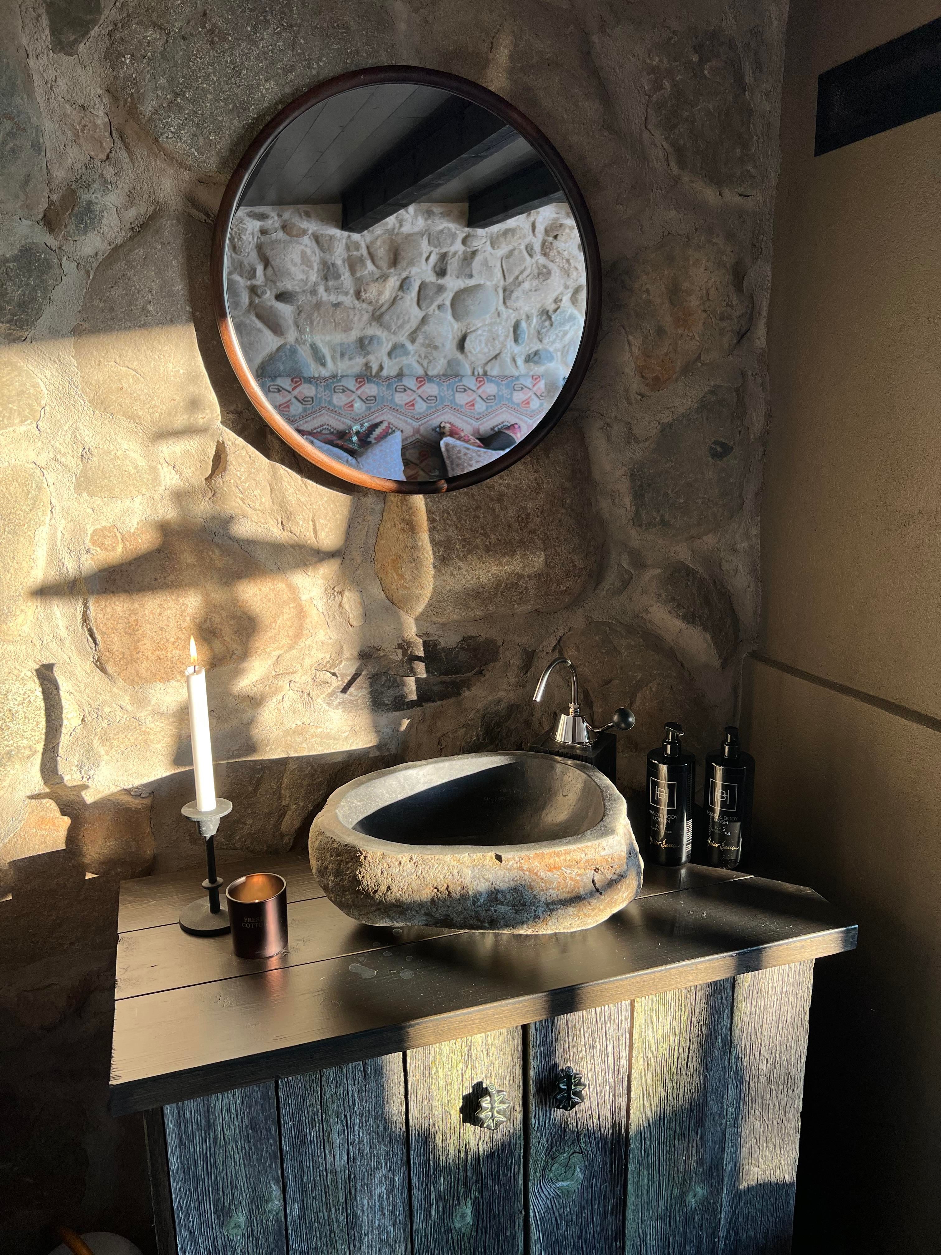 Steinhytte på Kastad Gård, Gjøvik. 
Vinterisolert unik overnatting. 
Vaskefat innendørs