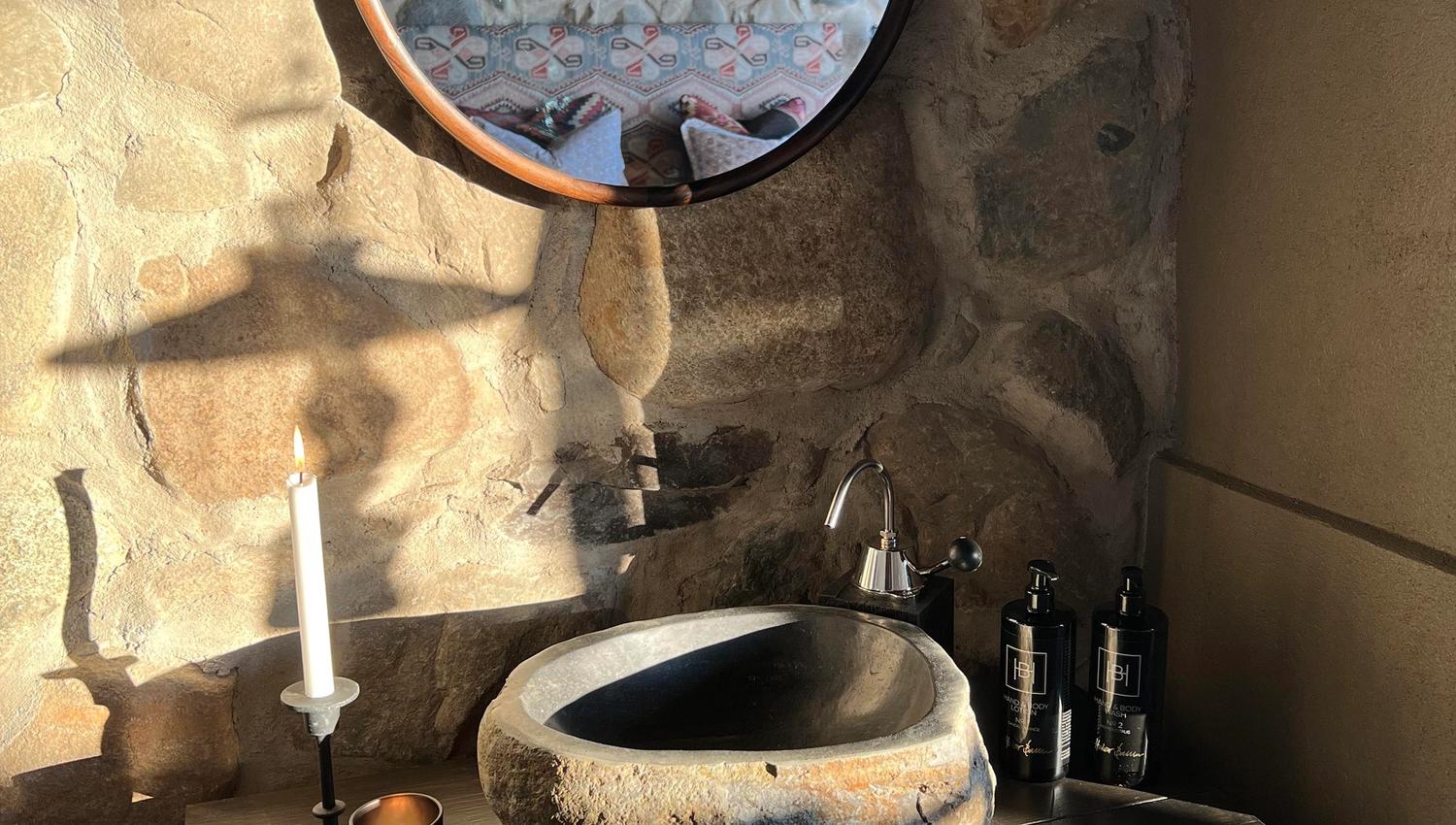 Steinhytte på Kastad Gård, Gjøvik.
Vinterisolert unik overnatting.
Vaskefat innendørs