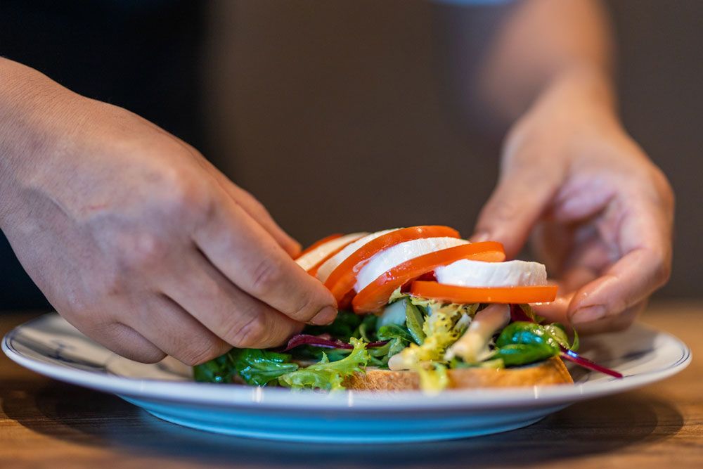 kokk lager smørbrød på Jonas B Gundersen i Porsgrunn
