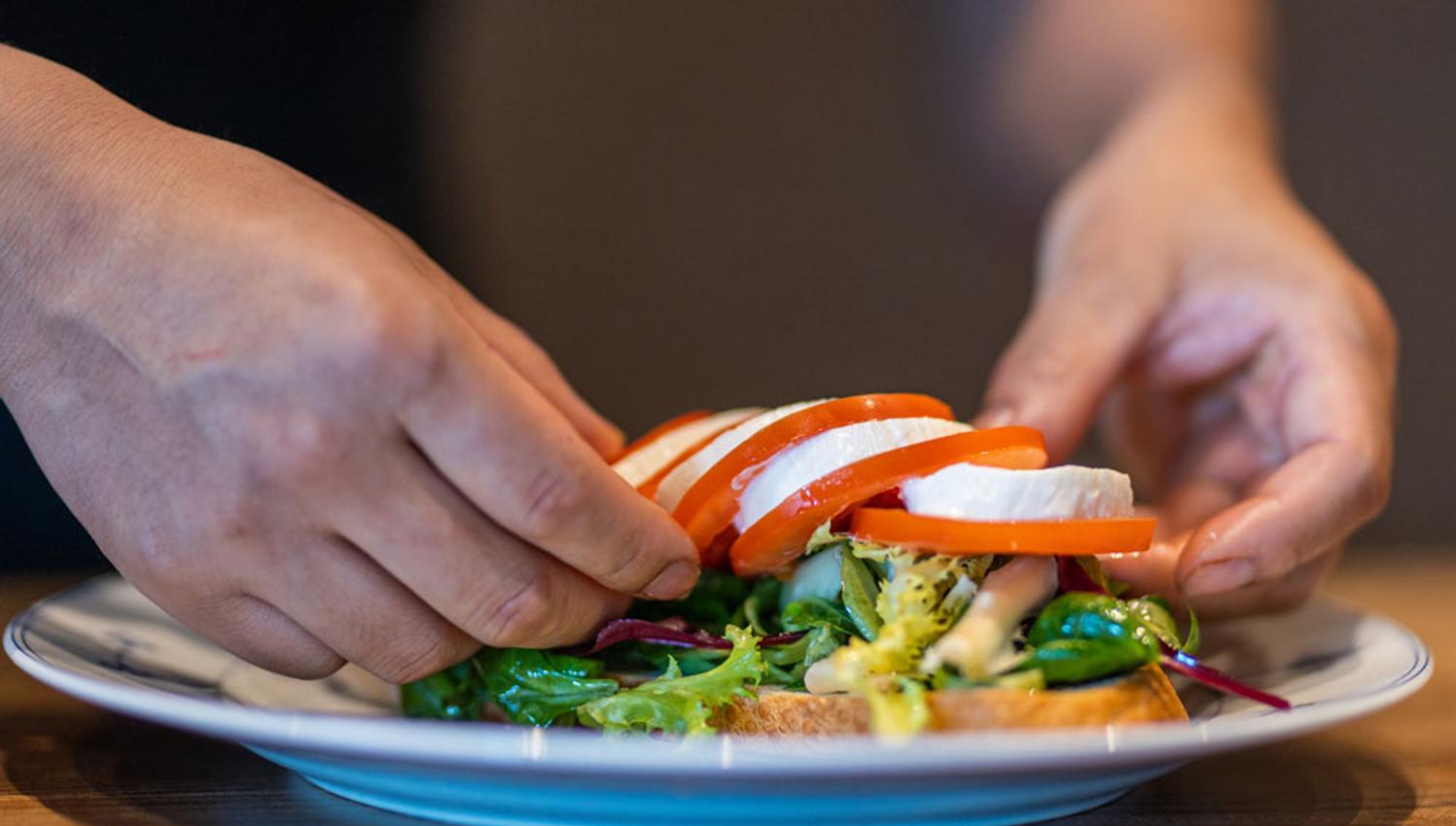 kokk lager smørbrød på Jonas B Gundersen i Porsgrunn