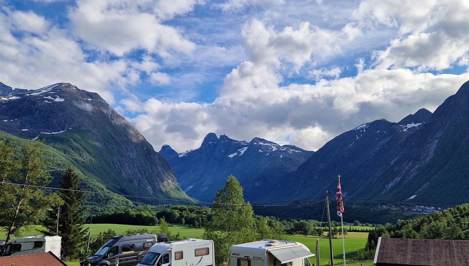 Utsikt mot Isterdalen fra Mjelva Camping.