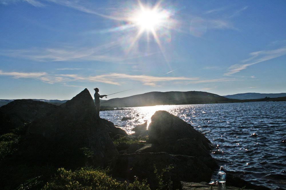 mann som fisker i et vann på Hardangervidda