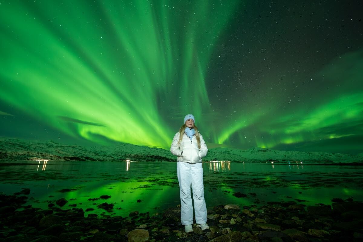 En gjest får bilde mens nordlyset flyr over hennes hode