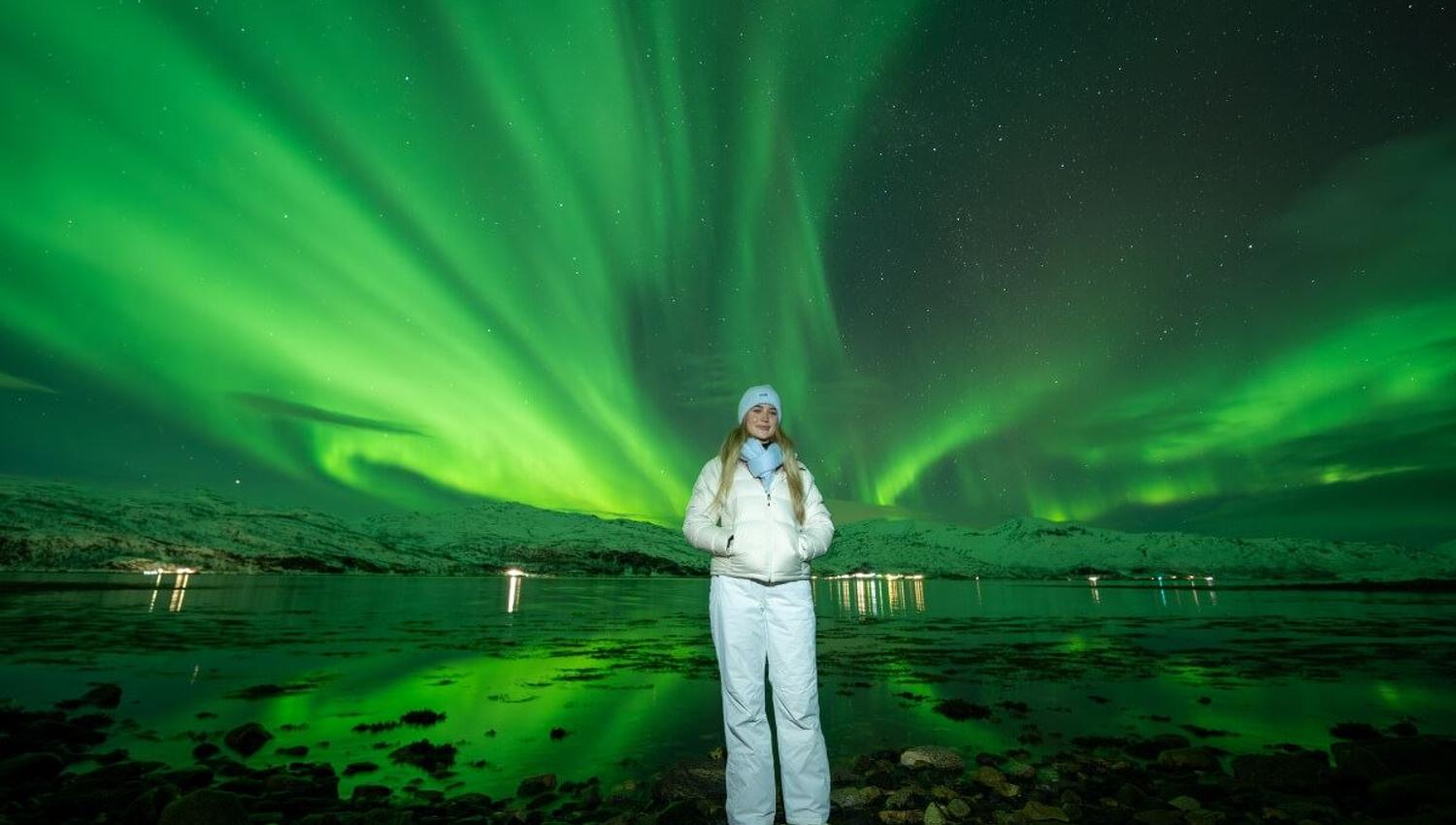 En gjest får bilde mens nordlyset flyr over hennes hode