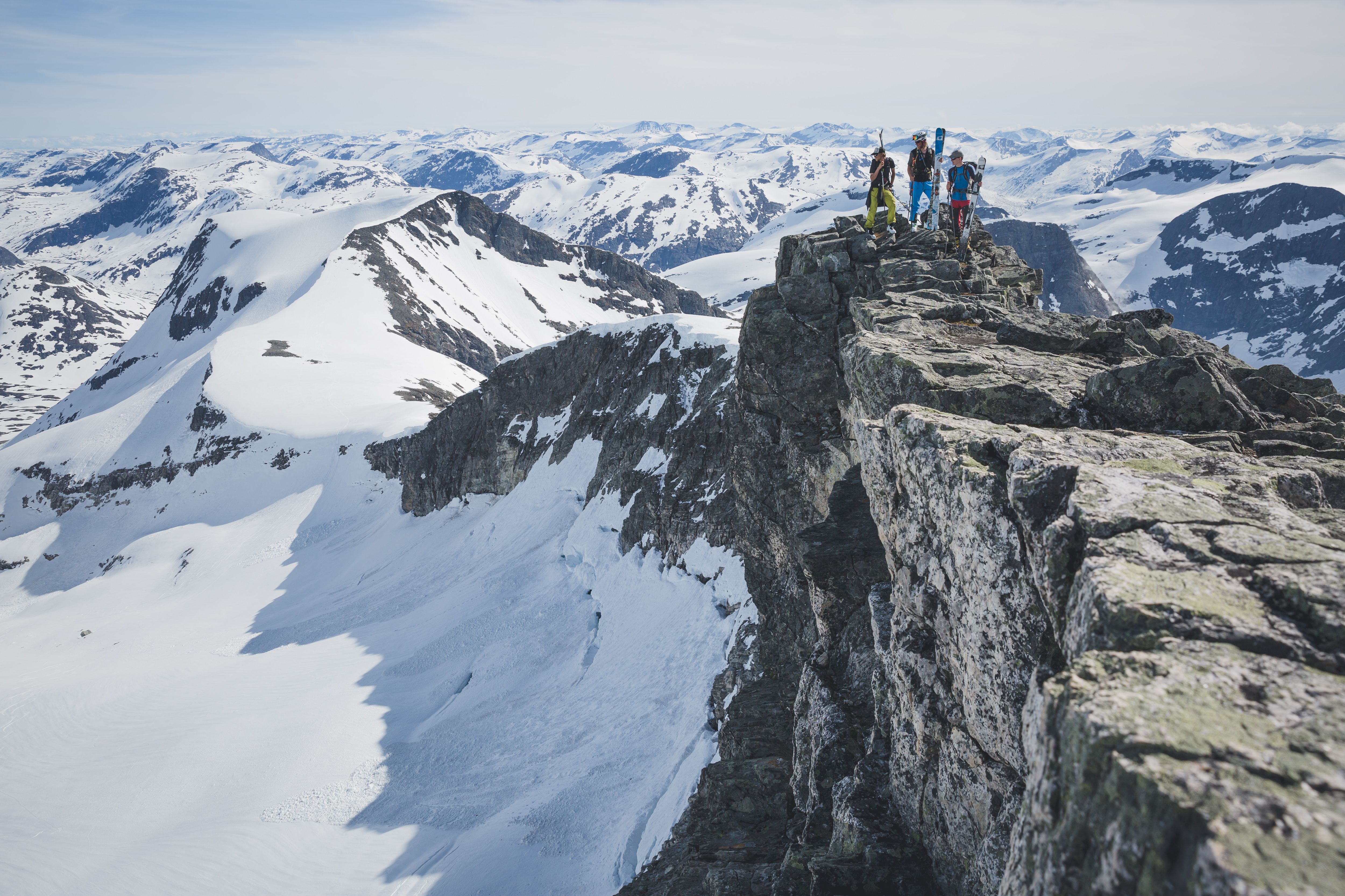 Panoramautsikt over fjellheimen i Romsdalen.