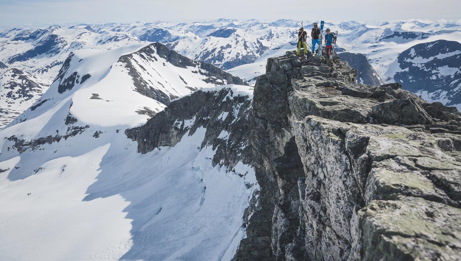 Panoramautsikt over fjellheimen i Romsdalen.
