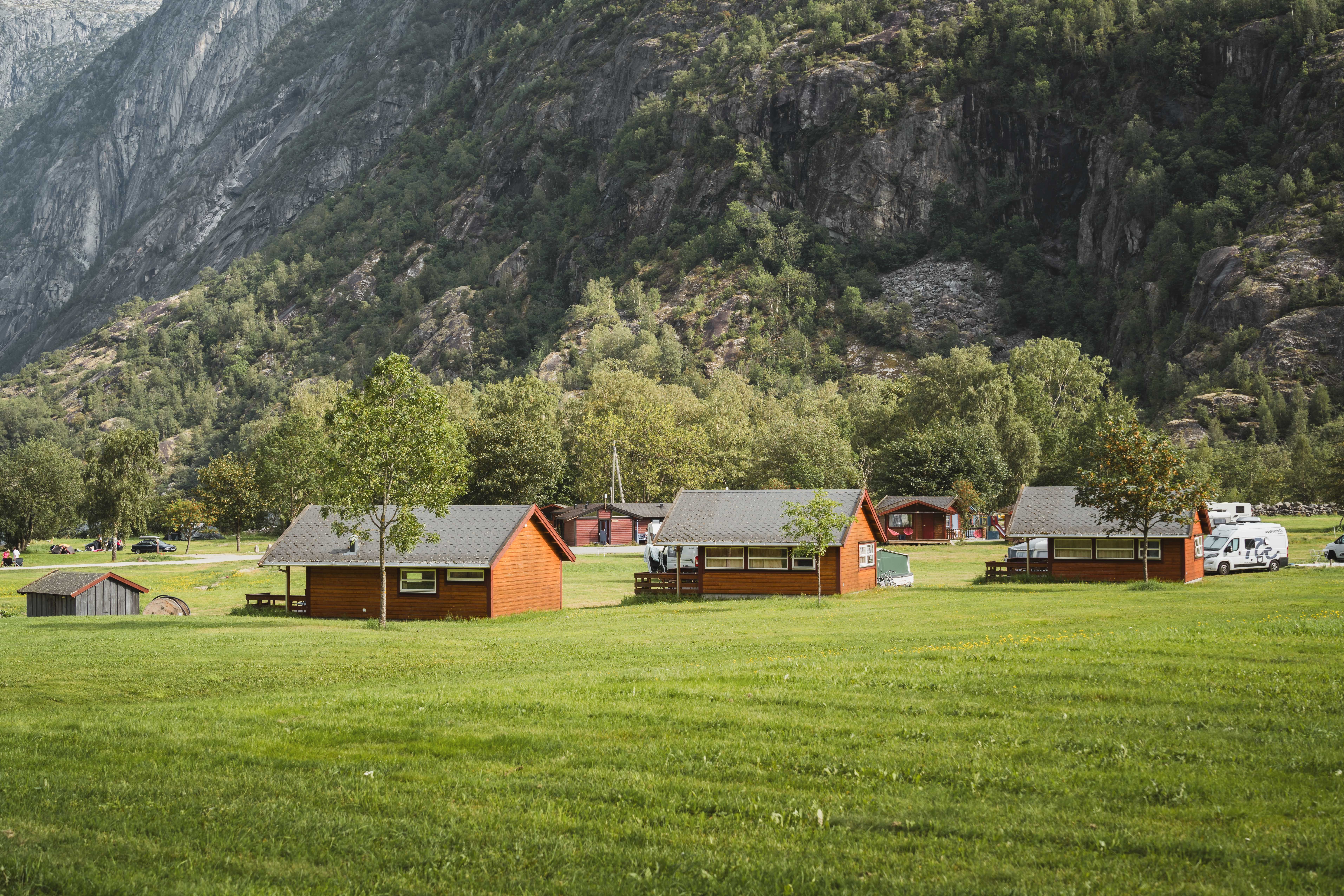 Tre hytter stilte opp på jordet ved Sæbø camping.
