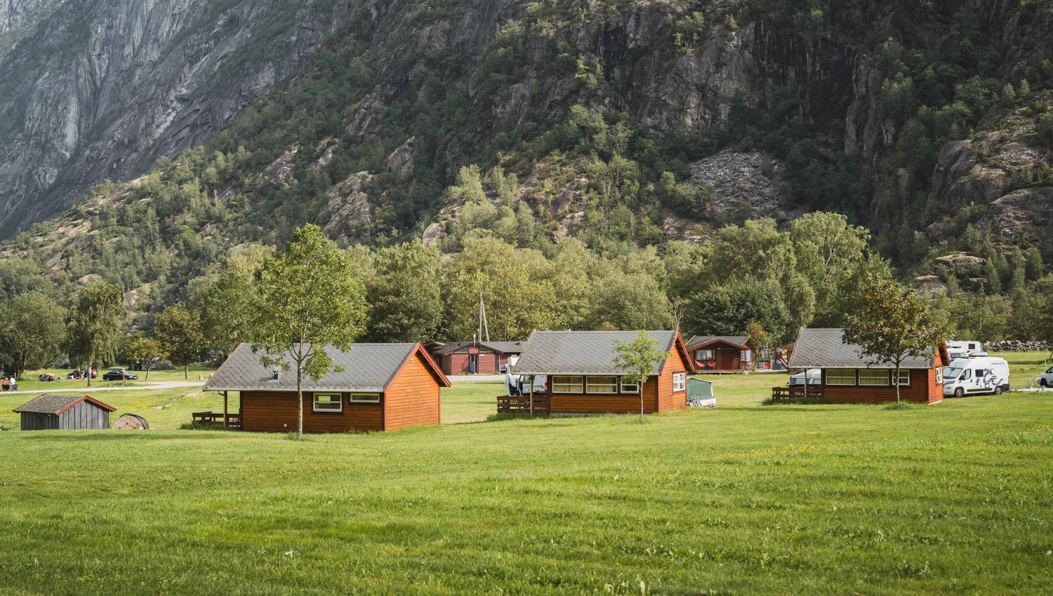 Tre hytter stilte opp på jordet ved Sæbø camping.